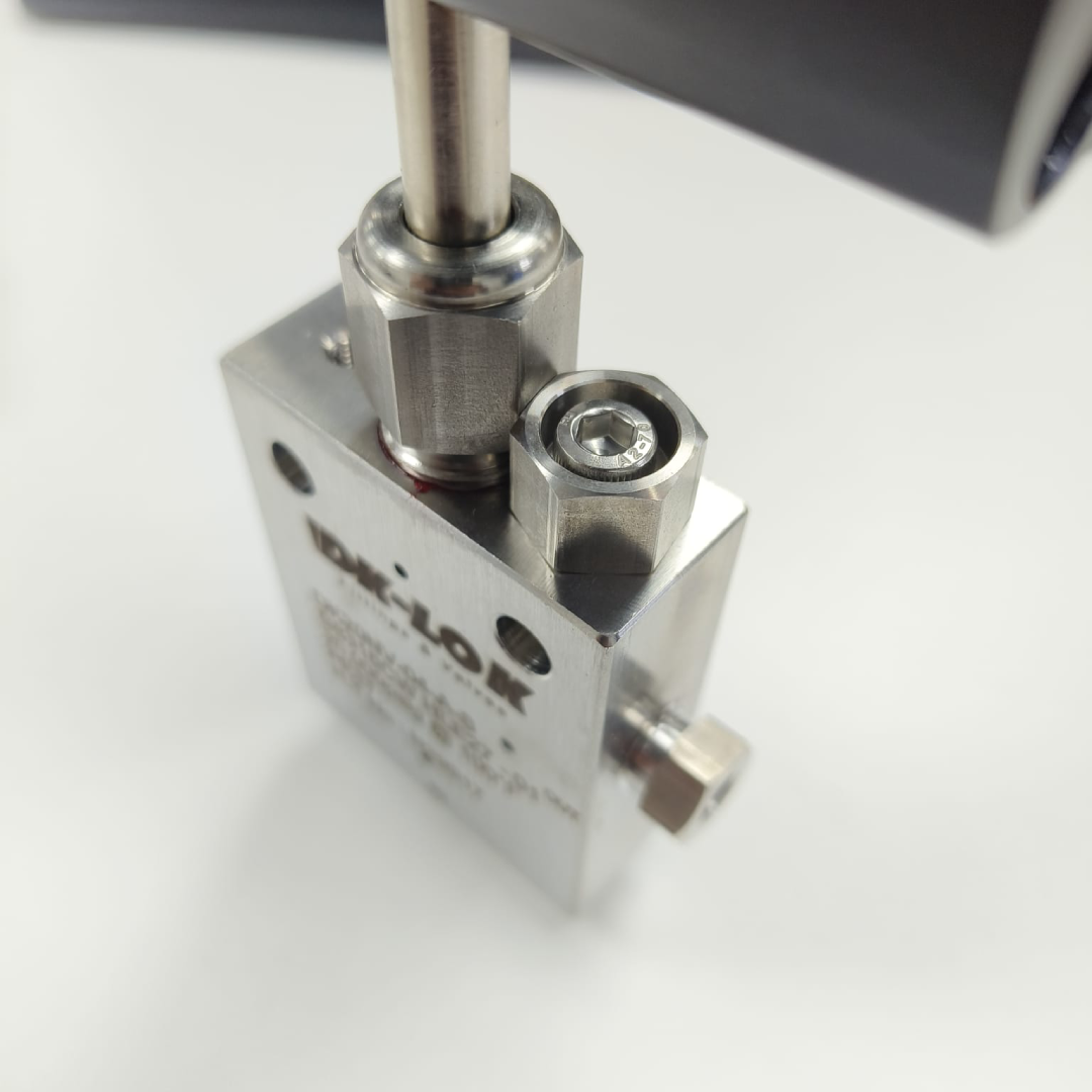 DK-LOK DK-NV High Pressure Needle Valve, 20,000 psi, 1/4" Angle, SS316L, DK20NV-04-A — photo 6 of 6