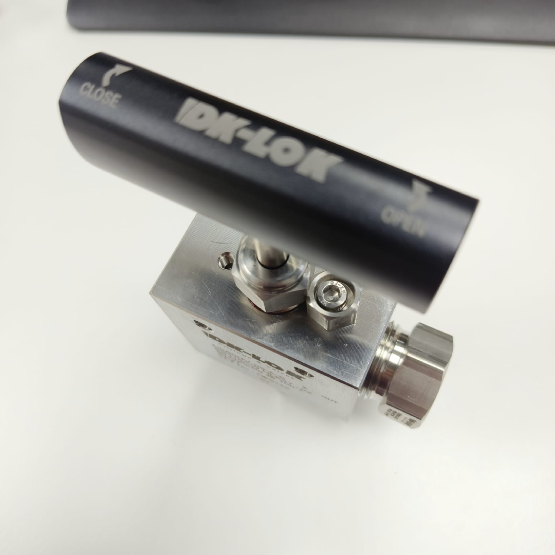 DK-LOK DK-NV High Pressure Needle Valve, 60,000 psi, 9/16" Angle, SS316L, DK60NV-09-A — photo 4 of 6