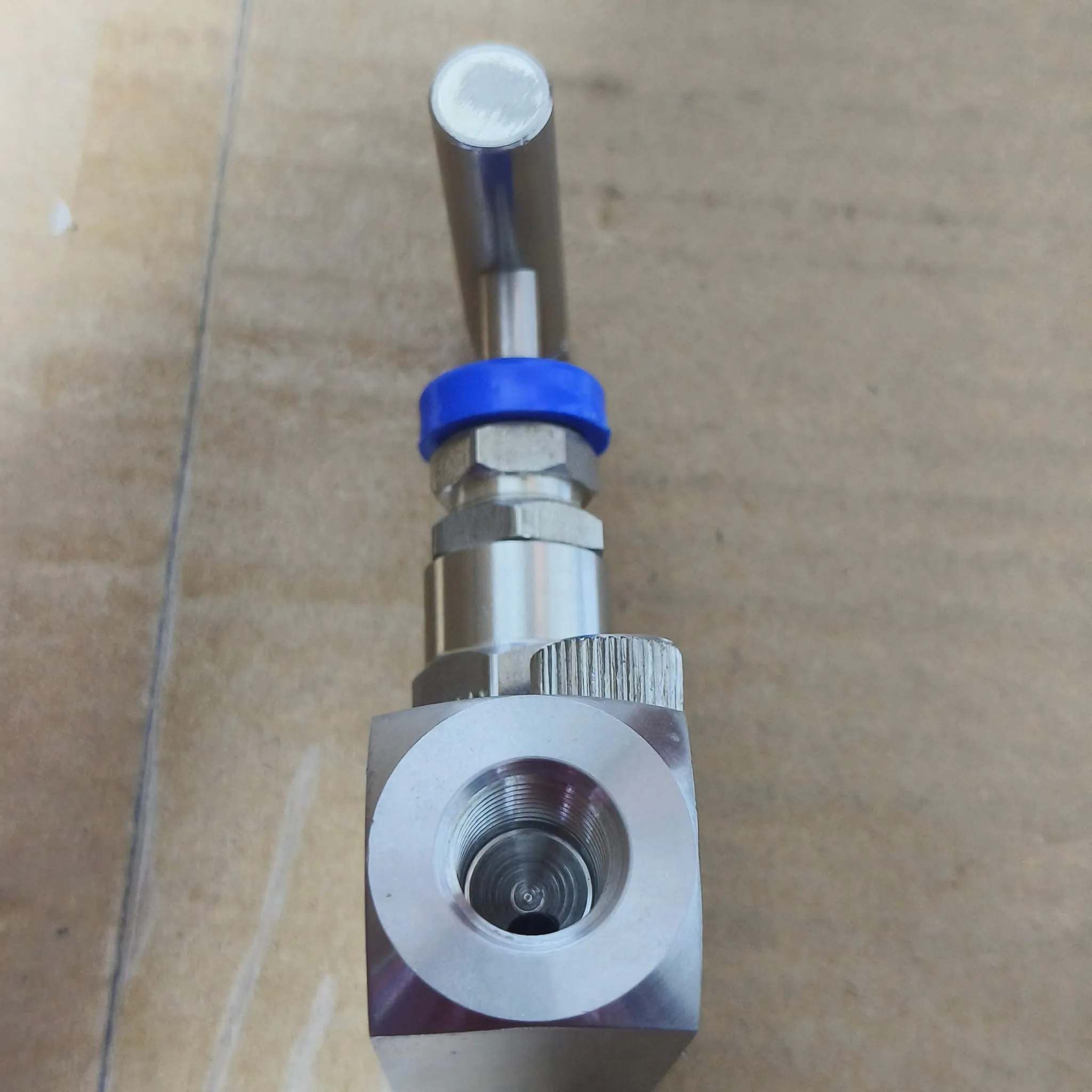 Alco N Series High-Pressure Needle Valve, 1/4" Female NPT, 6000 psi, SS316, N2NS — photo 3 of 4