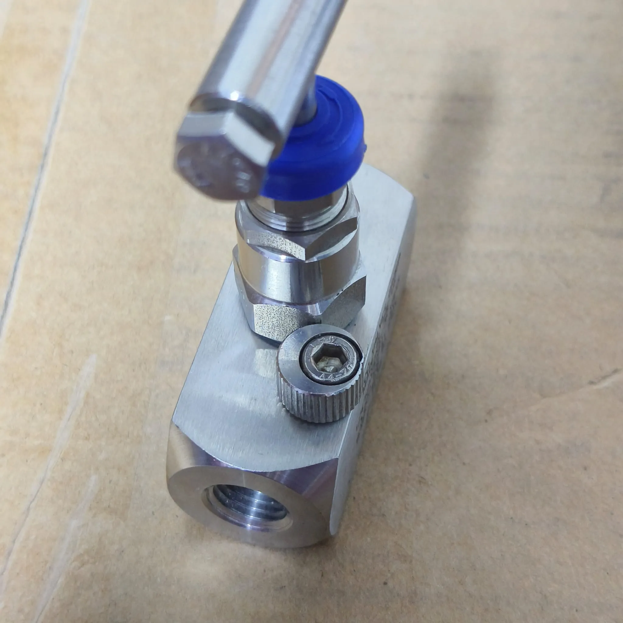 Alco N Series High-Pressure Needle Valve, 1/4" Female NPT, 3000 psi, SS316, N2NS-3K — photo 4 of 4