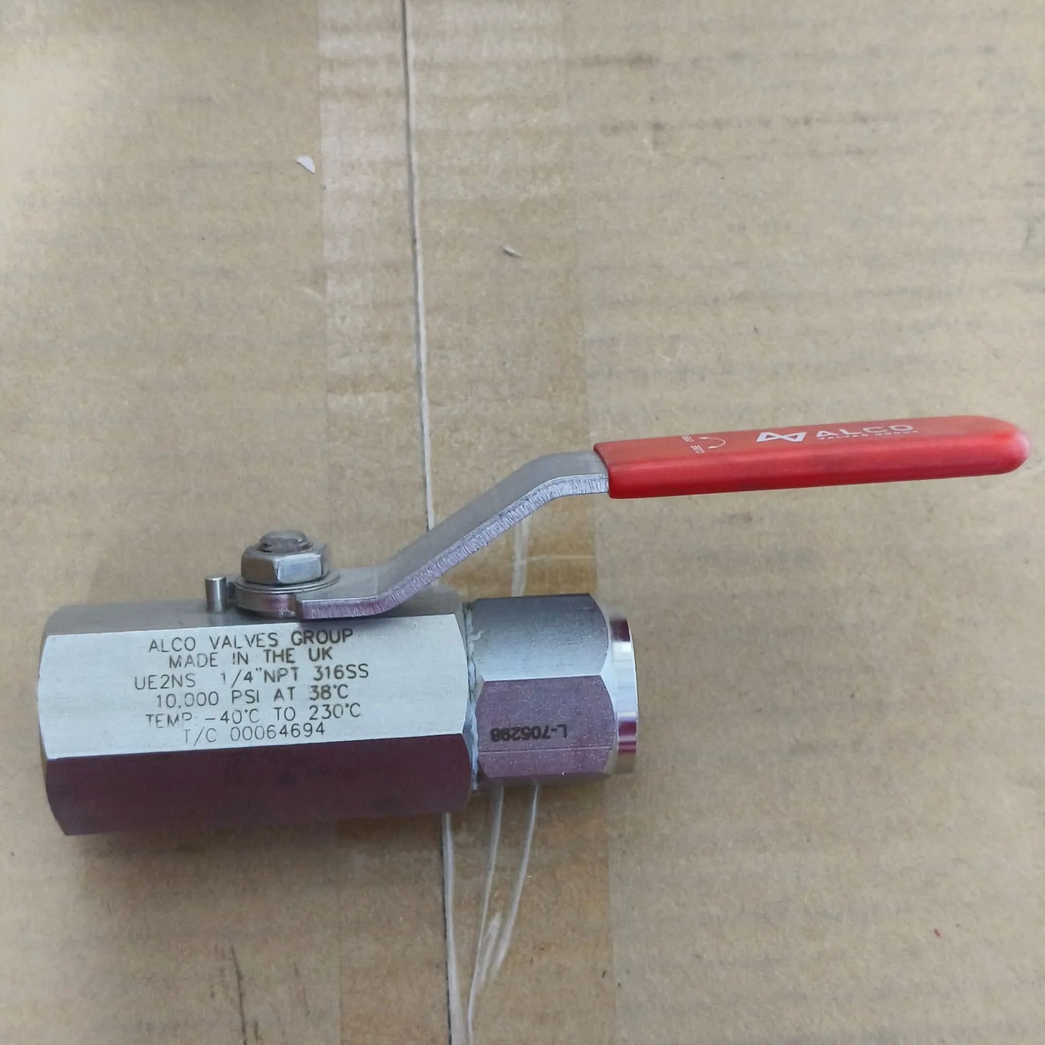 Alco UE Series High-Pressure Two-Piece Ball Valve, 1/4" Female NPT, 10,000 psi, SS316, UE2NS — photo 2 of 6