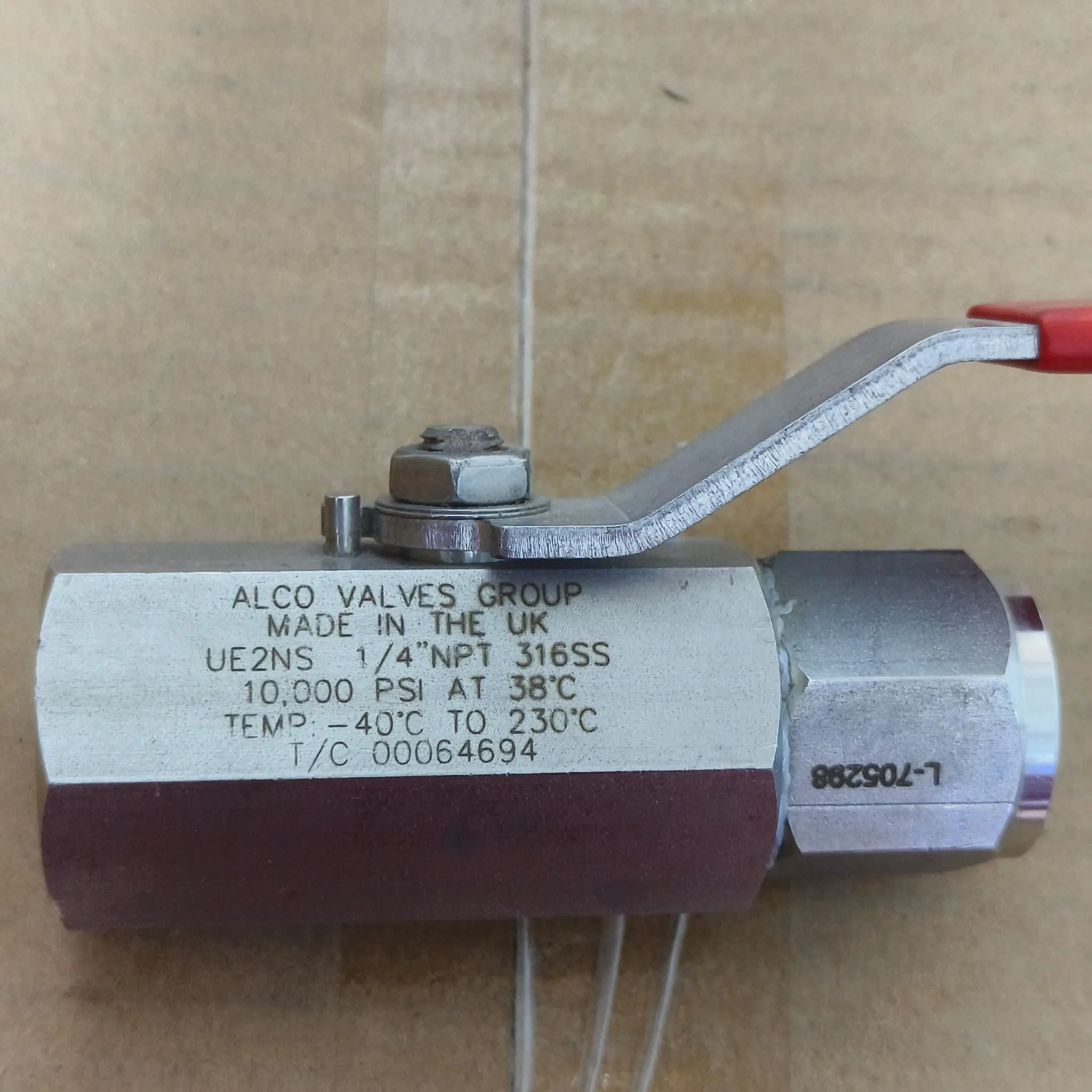 Alco UE Series High-Pressure Two-Piece Ball Valve, 1/4" Female NPT, 10,000 psi, SS316, UE2NS — photo 3 of 6