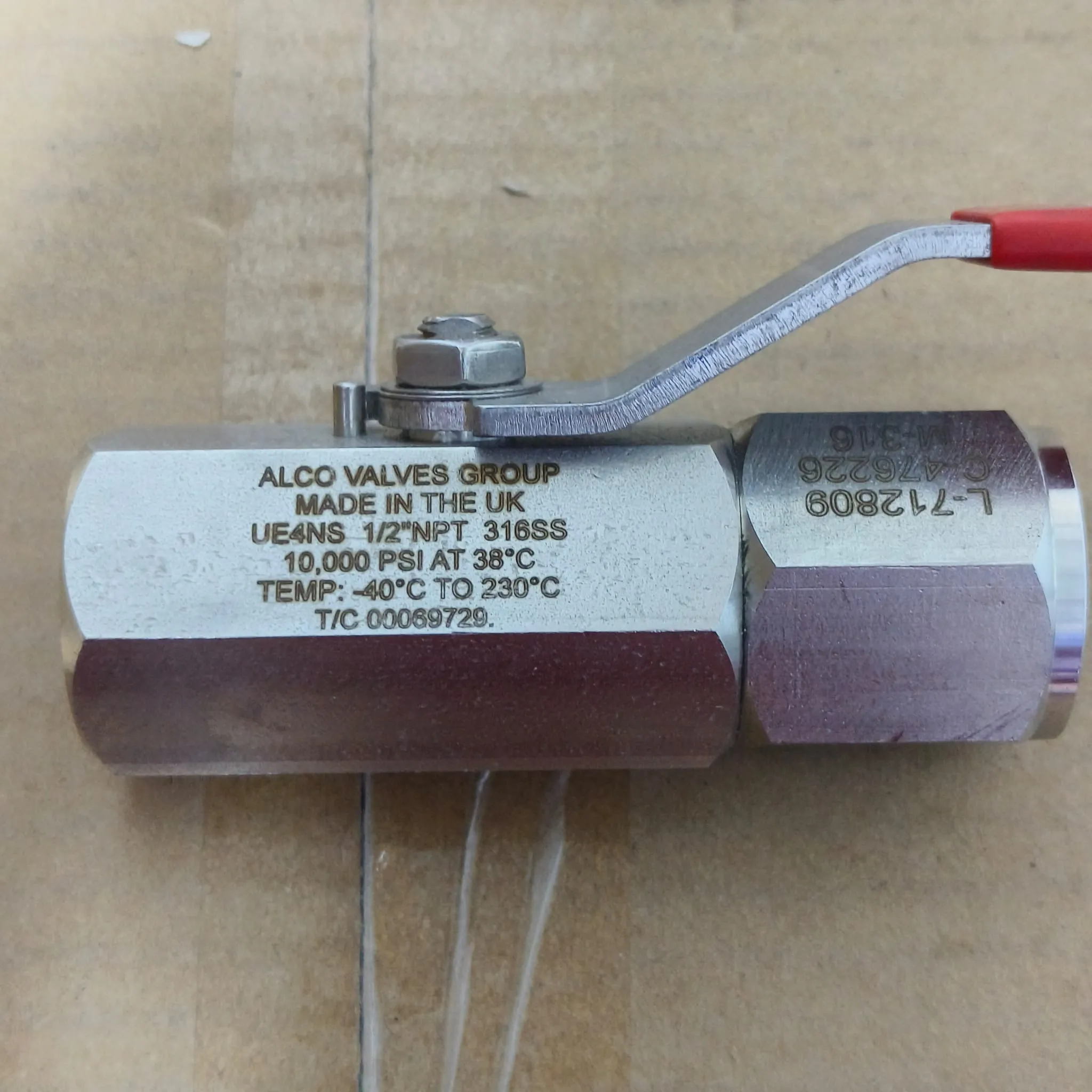 Alco UE Series High-Pressure Two-Piece Ball Valve, 1/2" Female NPT, 10,000 psi, SS316, UE4NS — photo 2 of 6