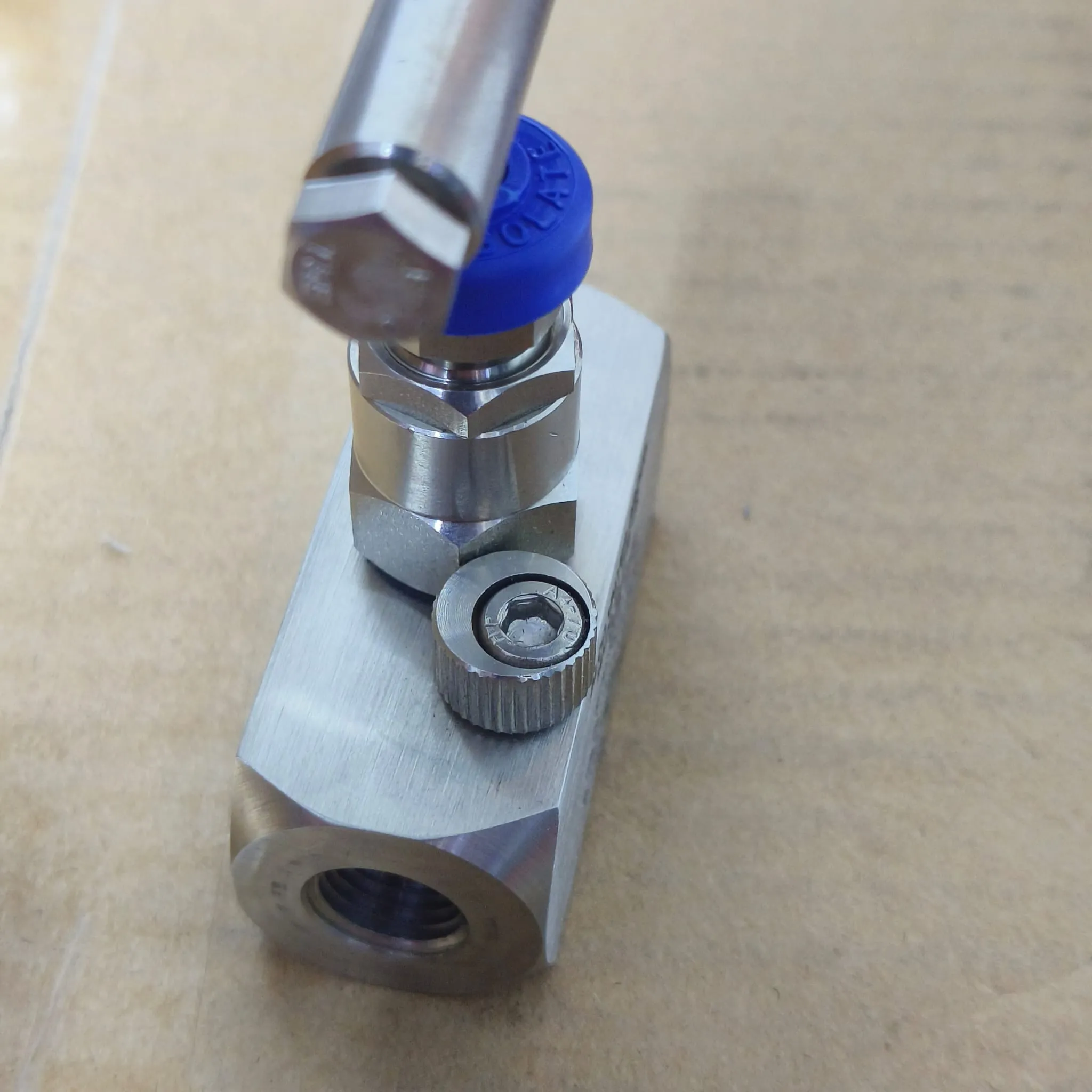 Alco UN Series High-Pressure Needle Valve, 1/4" Female NPT, 10000 psi, SS316, UN2NS — photo 4 of 4