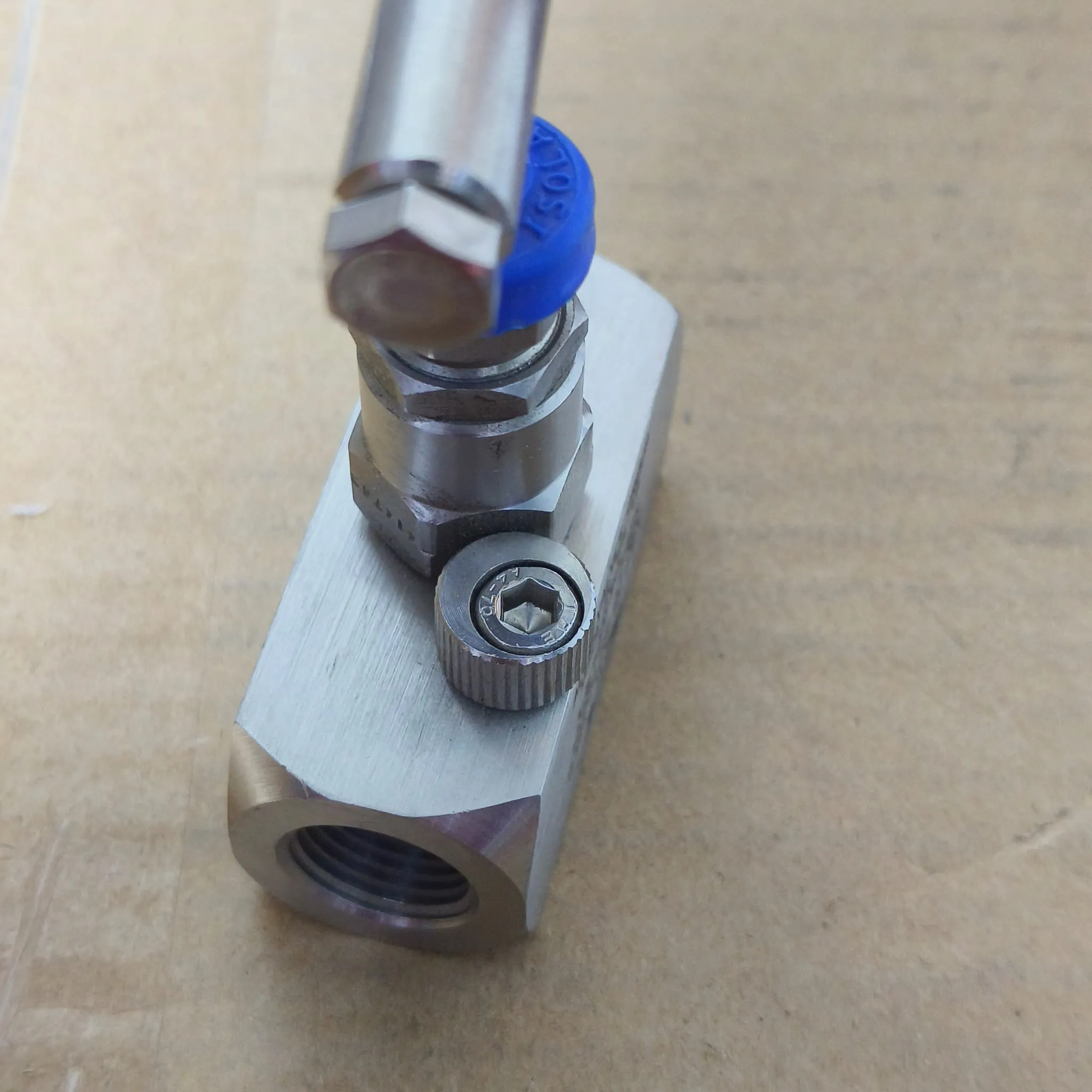 Alco UN Series High-Pressure Needle Valve, 3/8" Female NPT, 10000 psi, SS316, UN3NS — photo 4 of 4