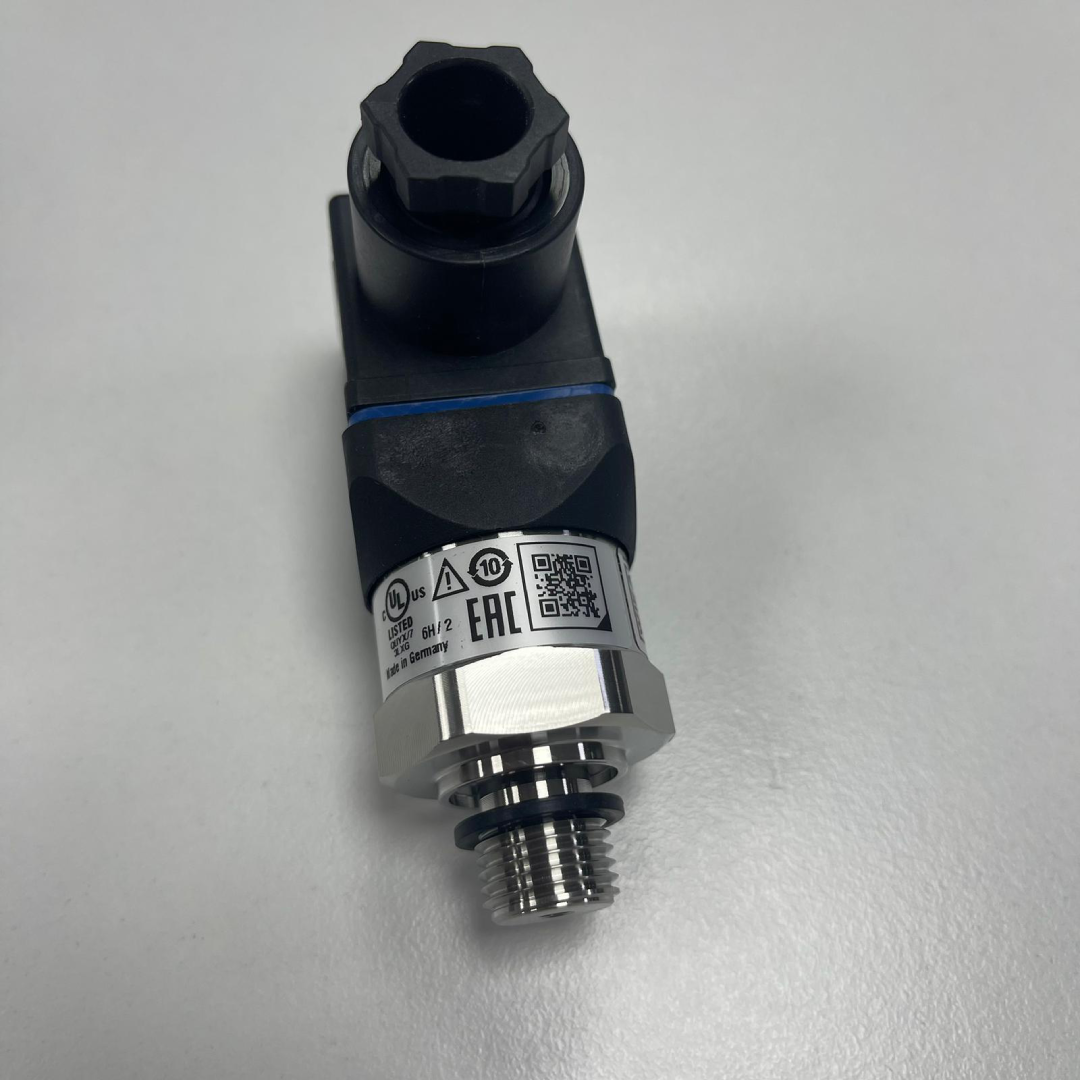 WIKA A-10 Pressure Transmitter, 0-300 Bar Gauge, G 1/4 A, 0-10 V, Valve Connector, 43492797 — photo 5 of 6