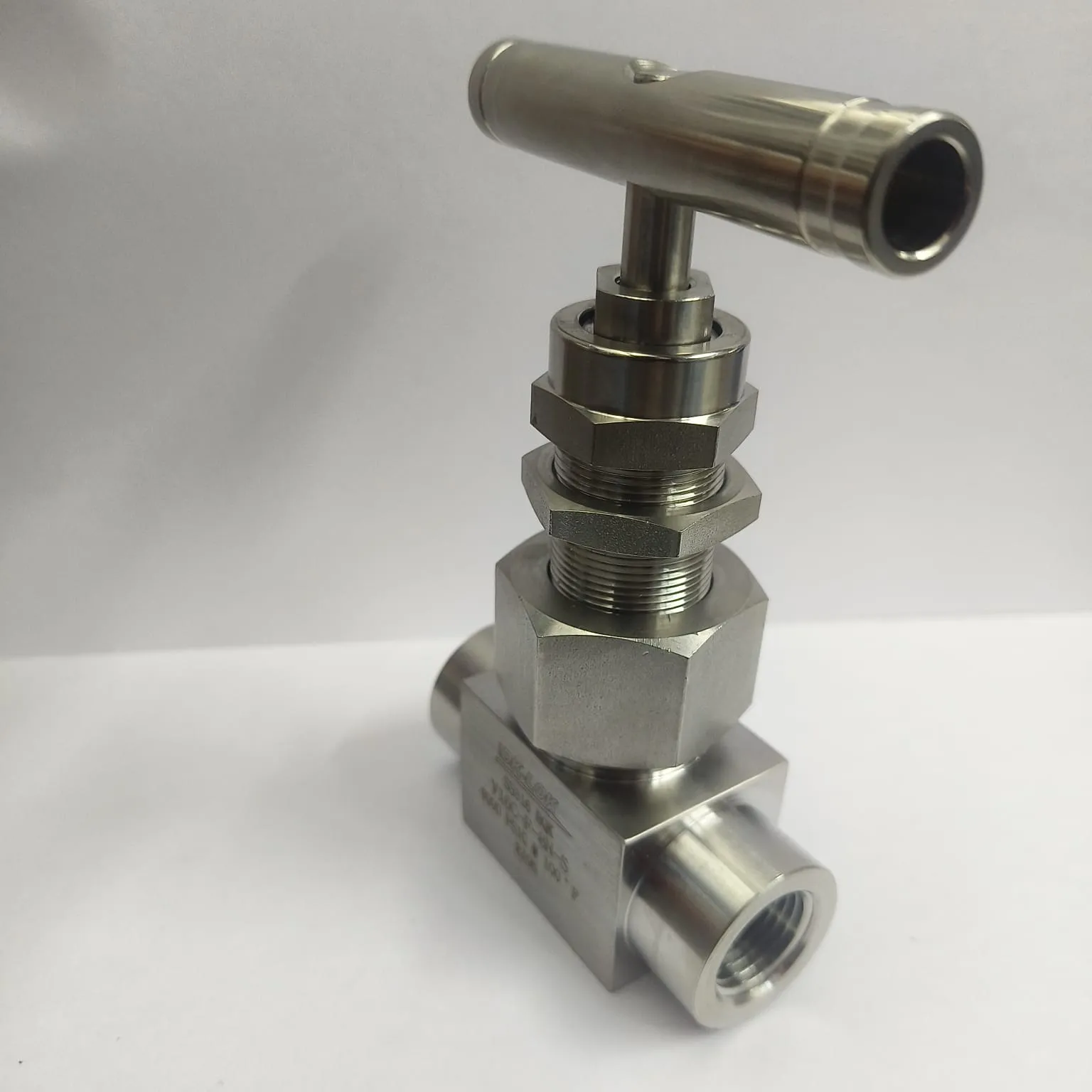 DK-LOK V16 Series Needle Valve, 6000 psi, 1/2" Female NPT Connections, SS316, V16C-F-8N-S - image 3