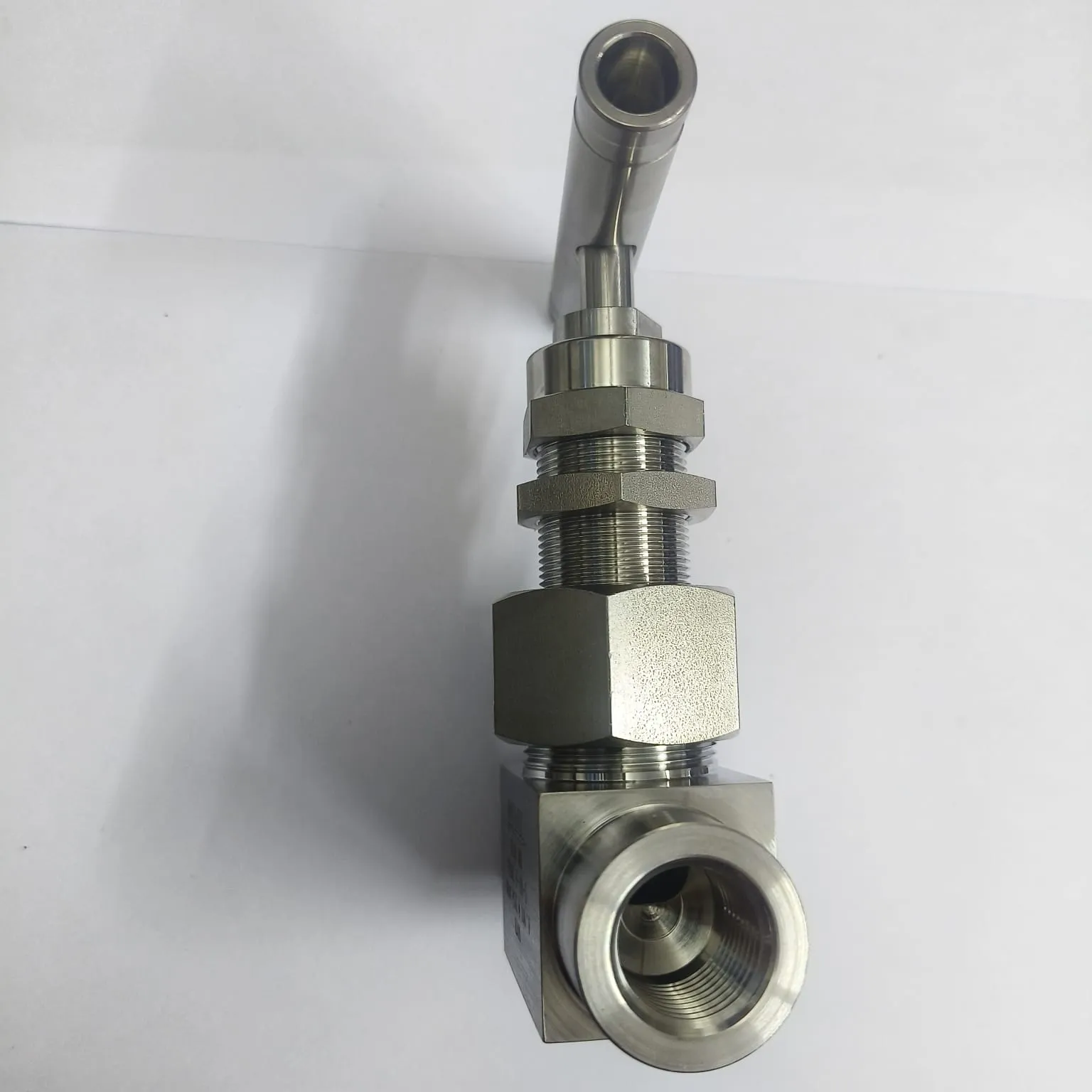 DK-LOK V16 Series Needle Valve, 6000 psi, 1/2" Female NPT Connections, SS316, V16C-F-8N-S - image 4