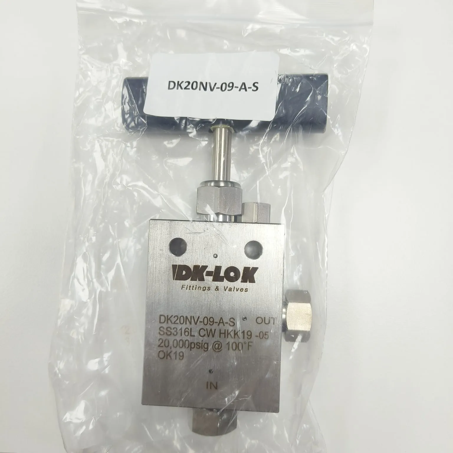 DK-LOK High Pressure Needle Valve, 20,000 psi, Angle Type, 9/16" Tube OD Connections, SS316L, DK20NV-09-A-S - image 2