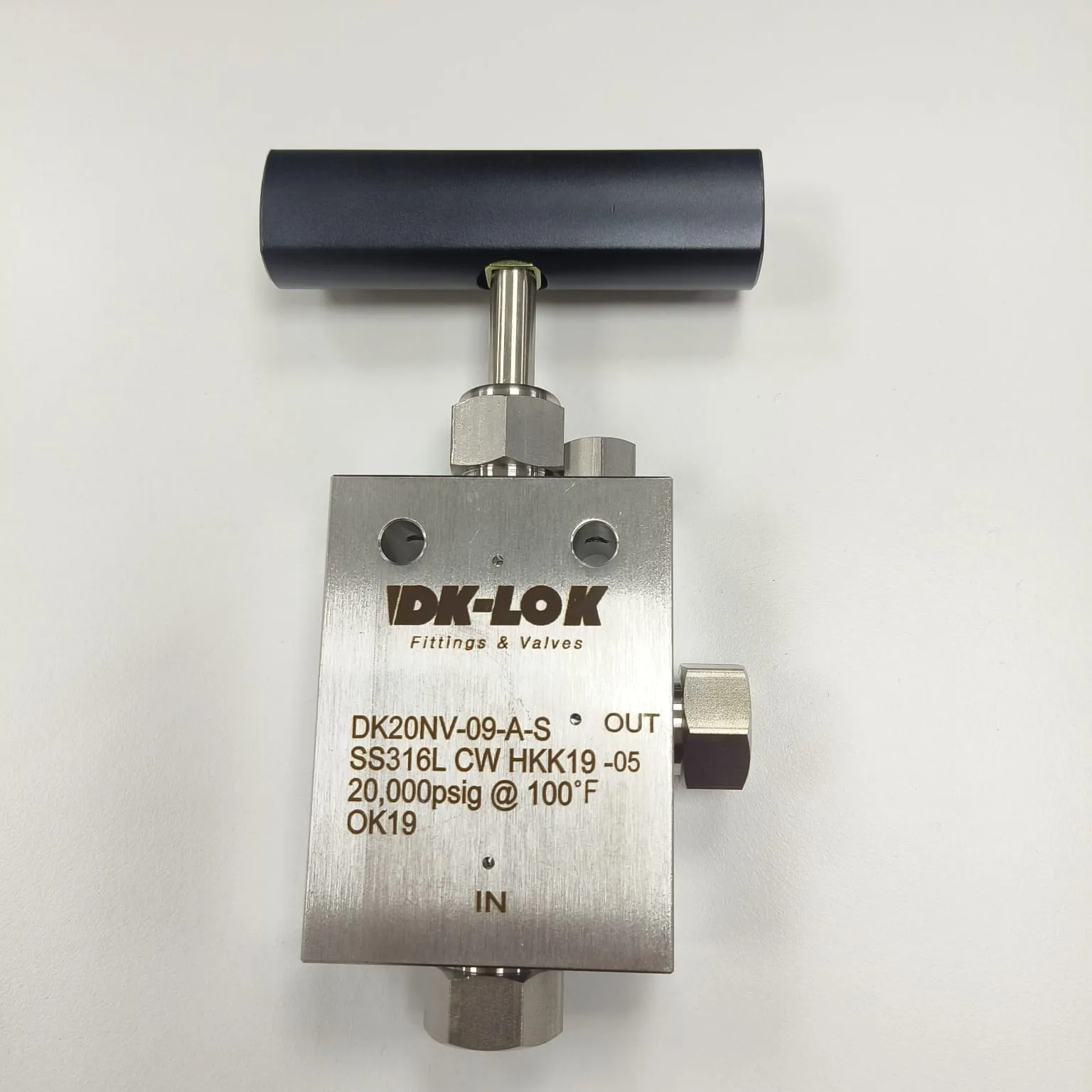 DK-LOK High Pressure Needle Valve, 20,000 psi, Angle Type, 9/16" Tube OD Connections, SS316L, DK20NV-09-A-S - image 3