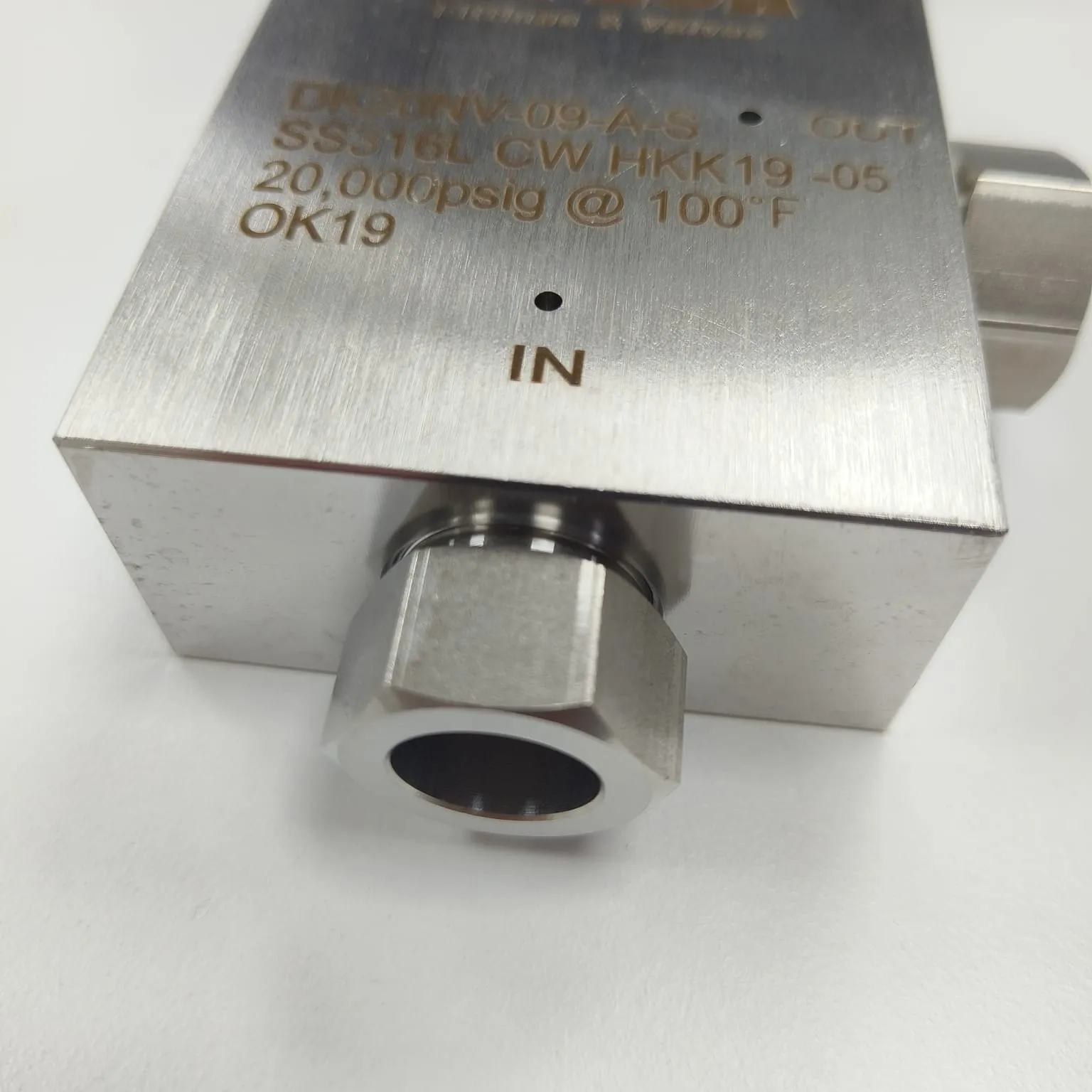 DK-LOK High Pressure Needle Valve, 20,000 psi, Angle Type, 9/16" Tube OD Connections, SS316L, DK20NV-09-A-S - image 4