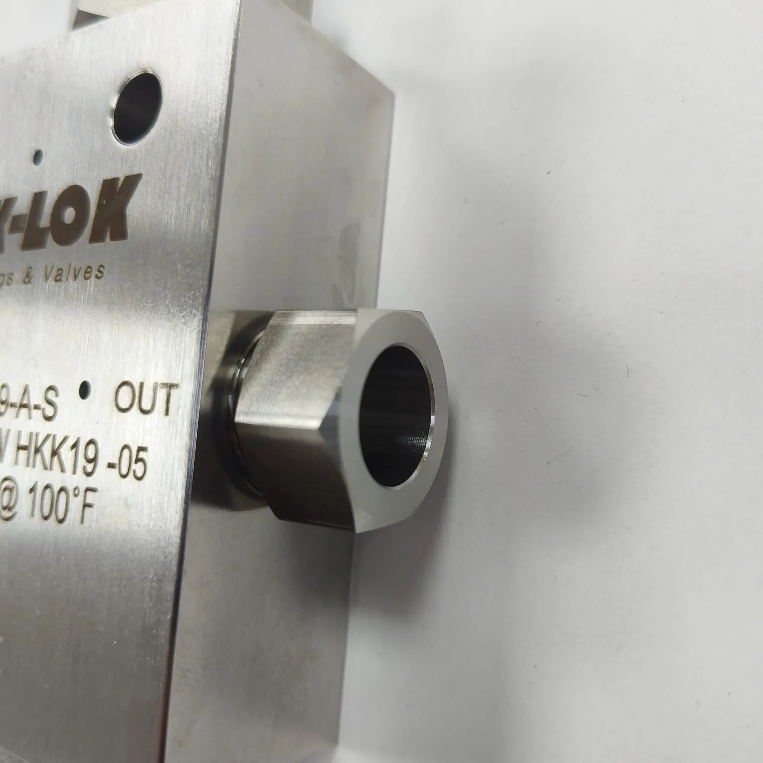 DK-LOK High Pressure Needle Valve, 20,000 psi, Angle Type, 9/16" Tube OD Connections, SS316L, DK20NV-09-A-S - image 5