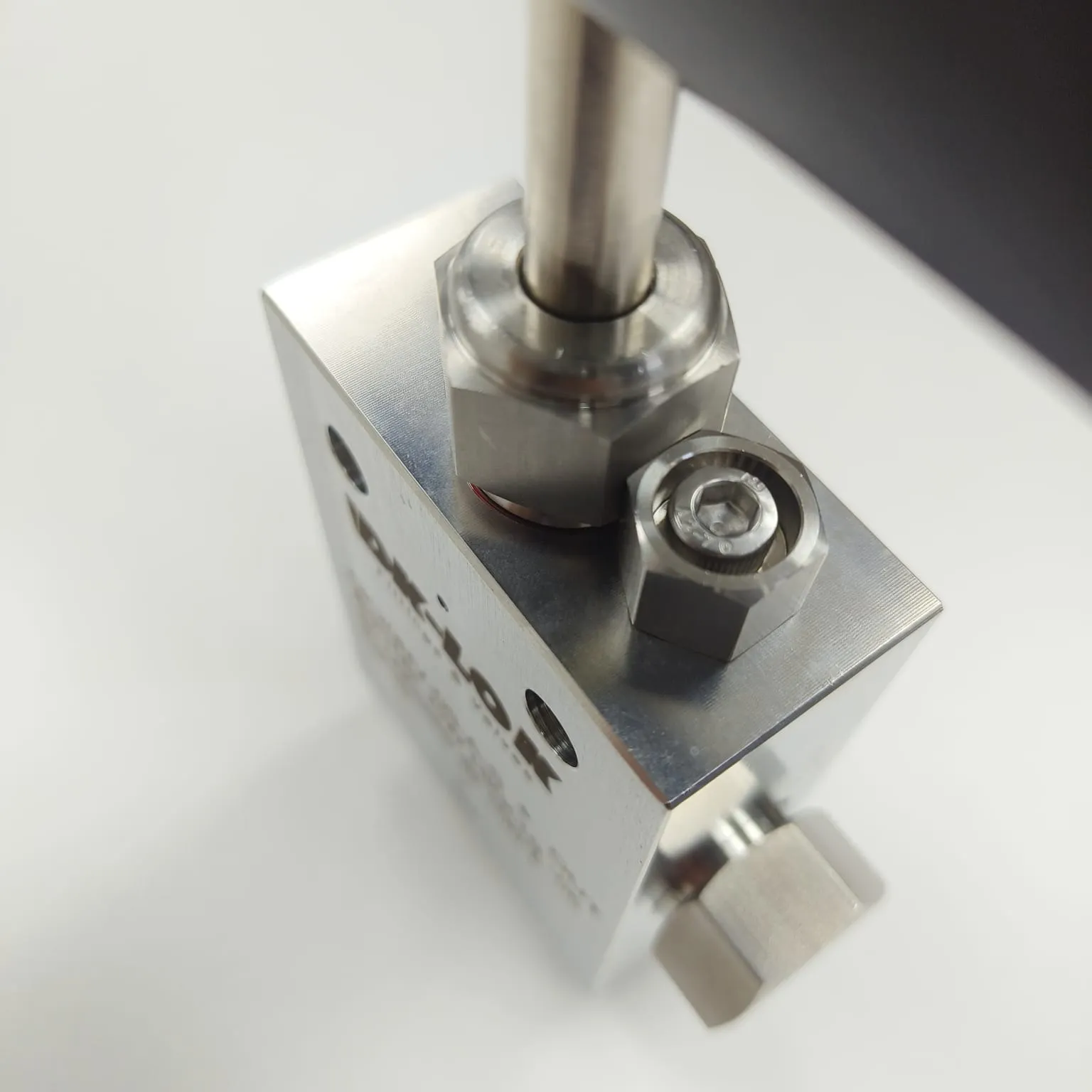 DK-LOK High Pressure Needle Valve, 20,000 psi, Angle Type, 9/16" Tube OD Connections, SS316L, DK20NV-09-A-S - image 6