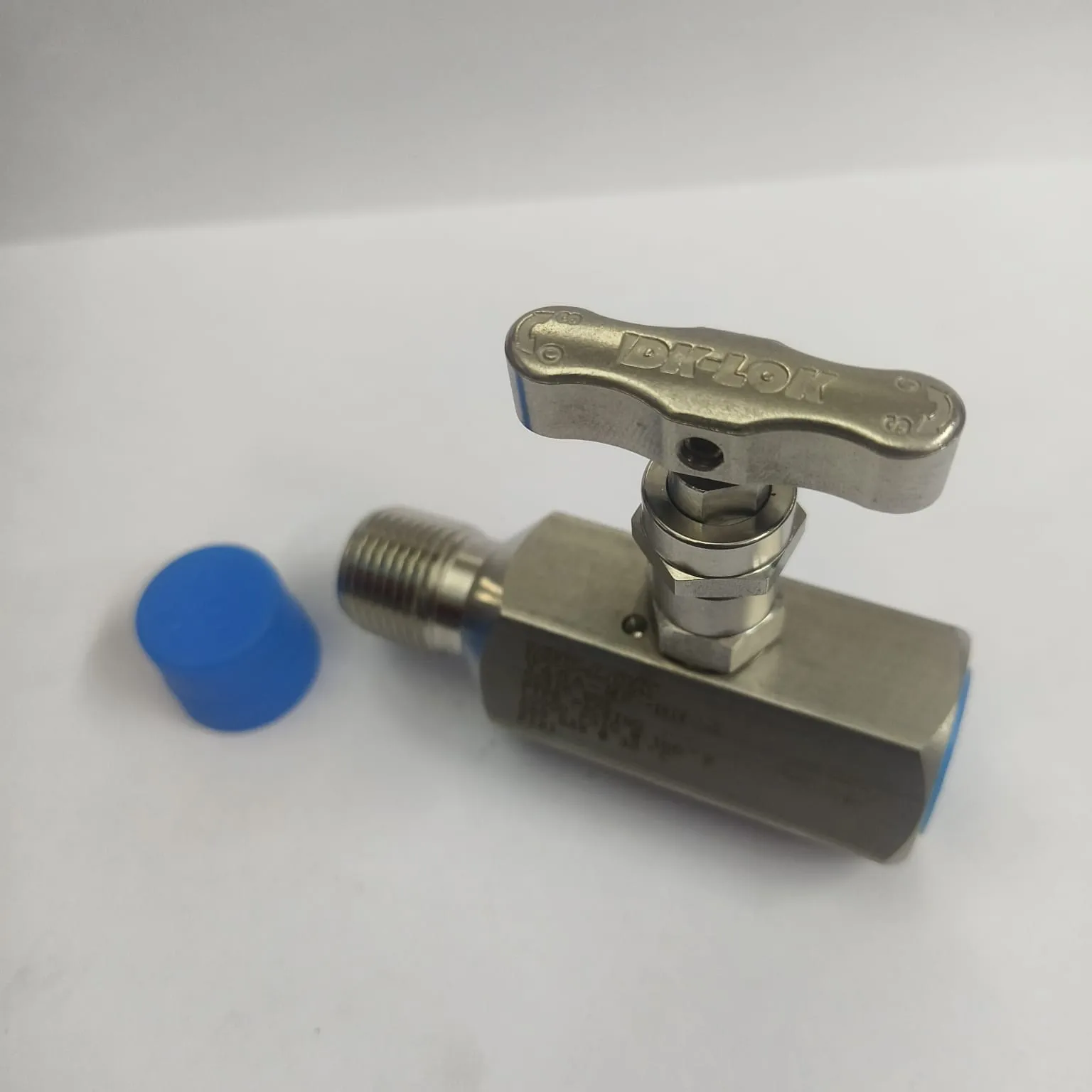 DK-LOK V46A Series Needle Valve, 10000 psi, 1/2" Male x Female NPT Connections, SS316, V46A-MF-8N-S - image 4