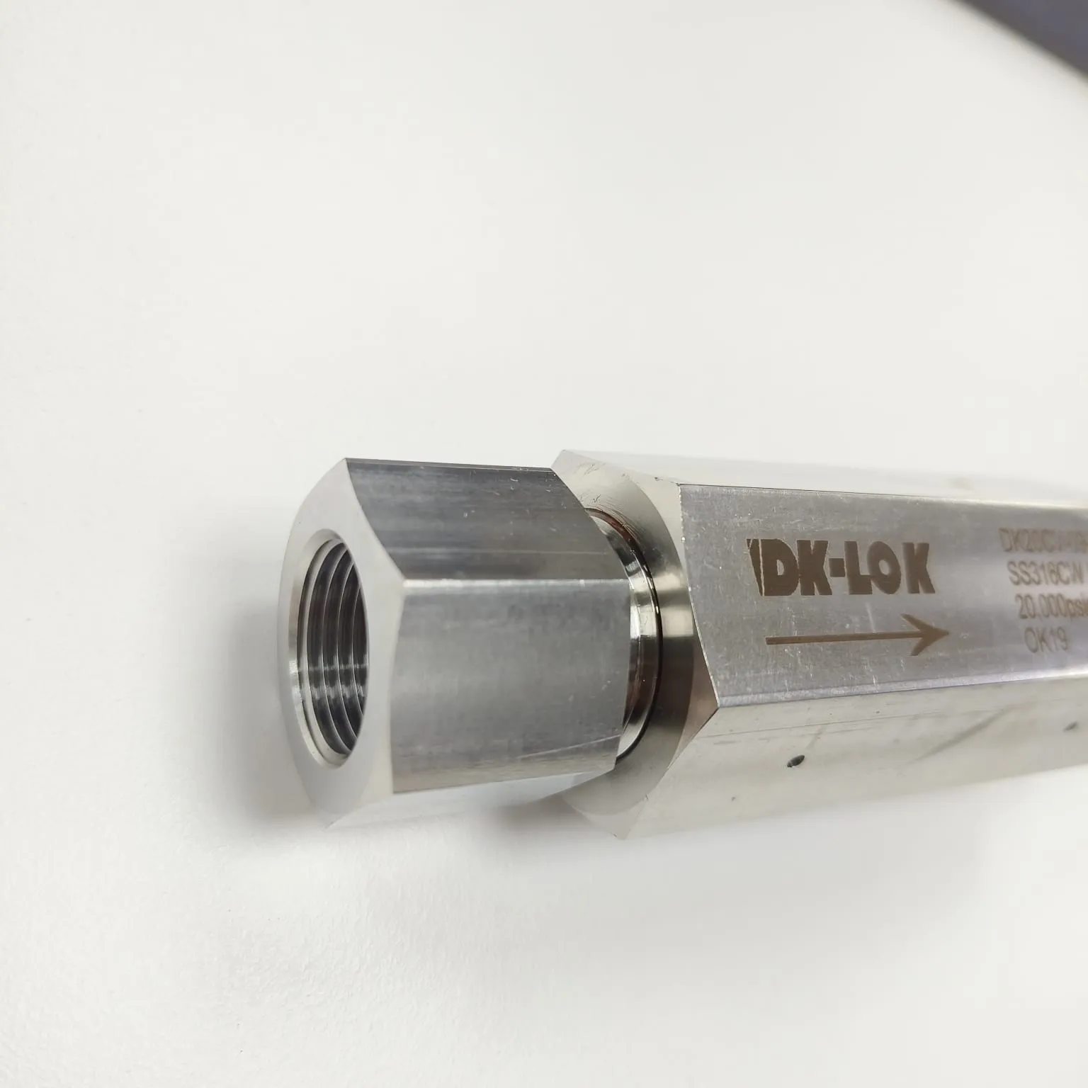 DK-LOK High Pressure Check Valve, 20,000 psi, Ball Type, 9/16" MP Female Port x 9/16" Tube OD, SS316, DK20CV-09-BS-S - image 4