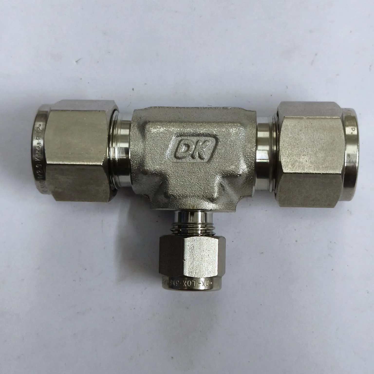DK-LOK Compression Tube Reducing Tee Fitting, 1/2" Tube OD x 1/2" Tube OD x 1/4" Tube OD, SS316, DTR-8-8-4-S - image 2