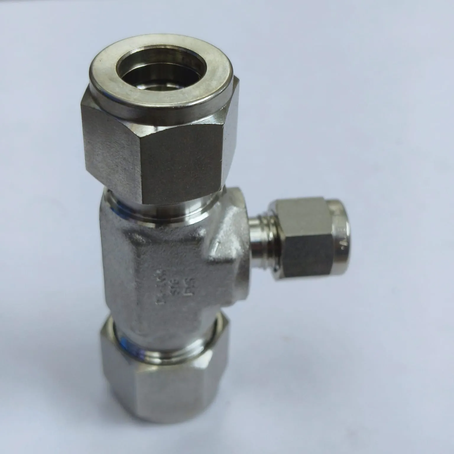 DK-LOK Compression Tube Reducing Tee Fitting, 1/2" Tube OD x 1/2" Tube OD x 1/4" Tube OD, SS316, DTR-8-8-4-S - image 3