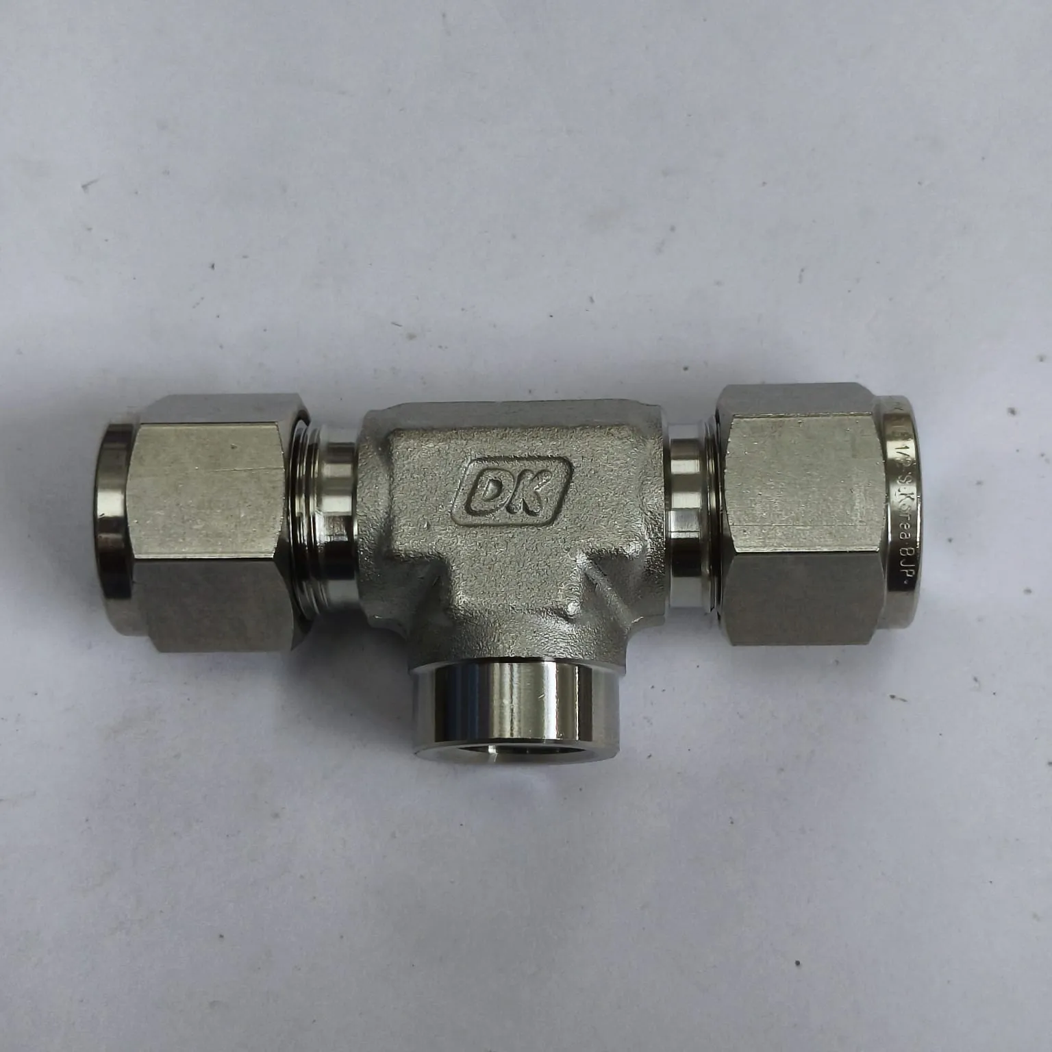 DK-LOK Compression Tube Tee Fitting, 1/2" Tube OD x 1/2" Tube OD x 1/4" Female NPT, SS316, DTBF-8-4N-S - image 2