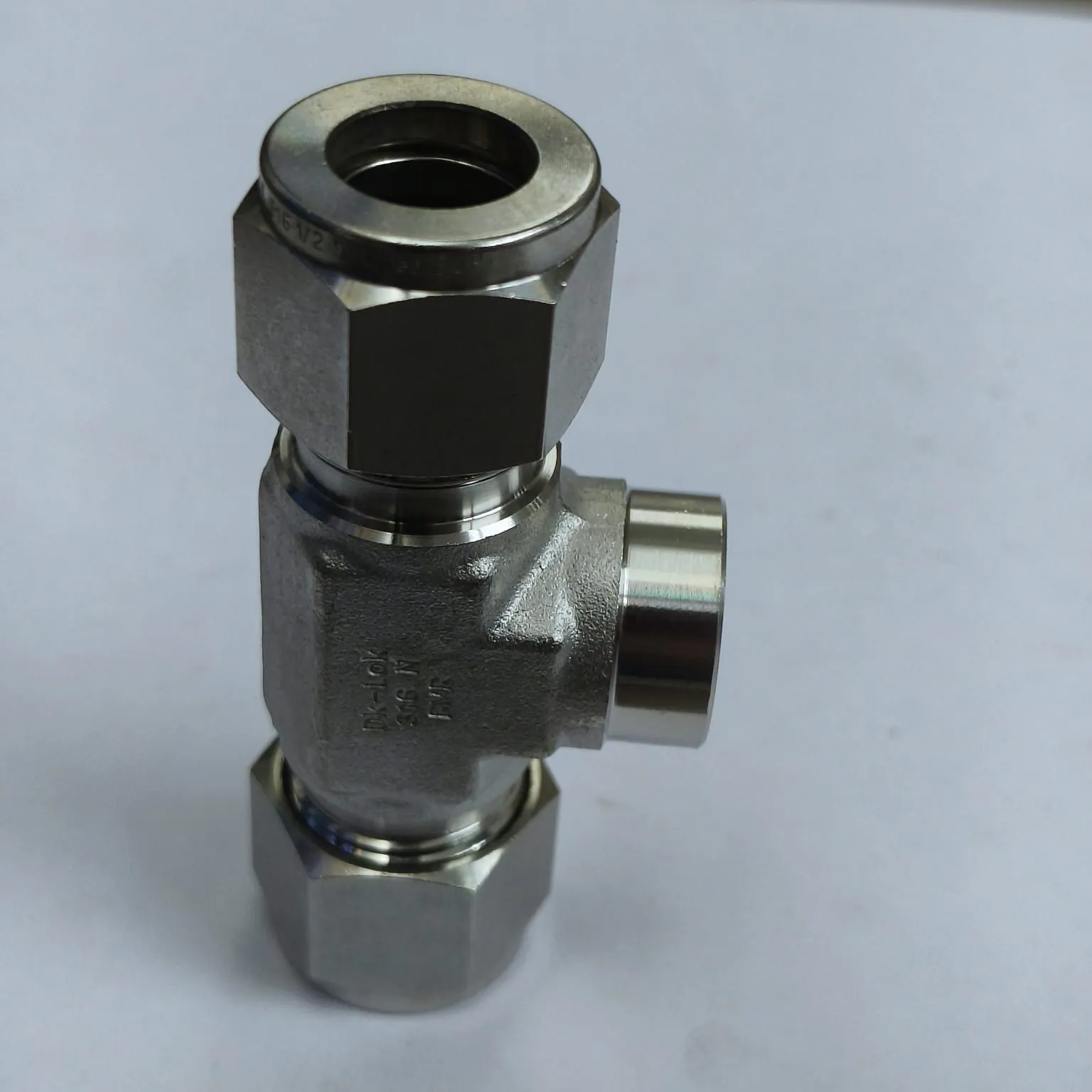 DK-LOK Compression Tube Tee Fitting, 1/2" Tube OD x 1/2" Tube OD x 1/4" Female NPT, SS316, DTBF-8-4N-S - image 3