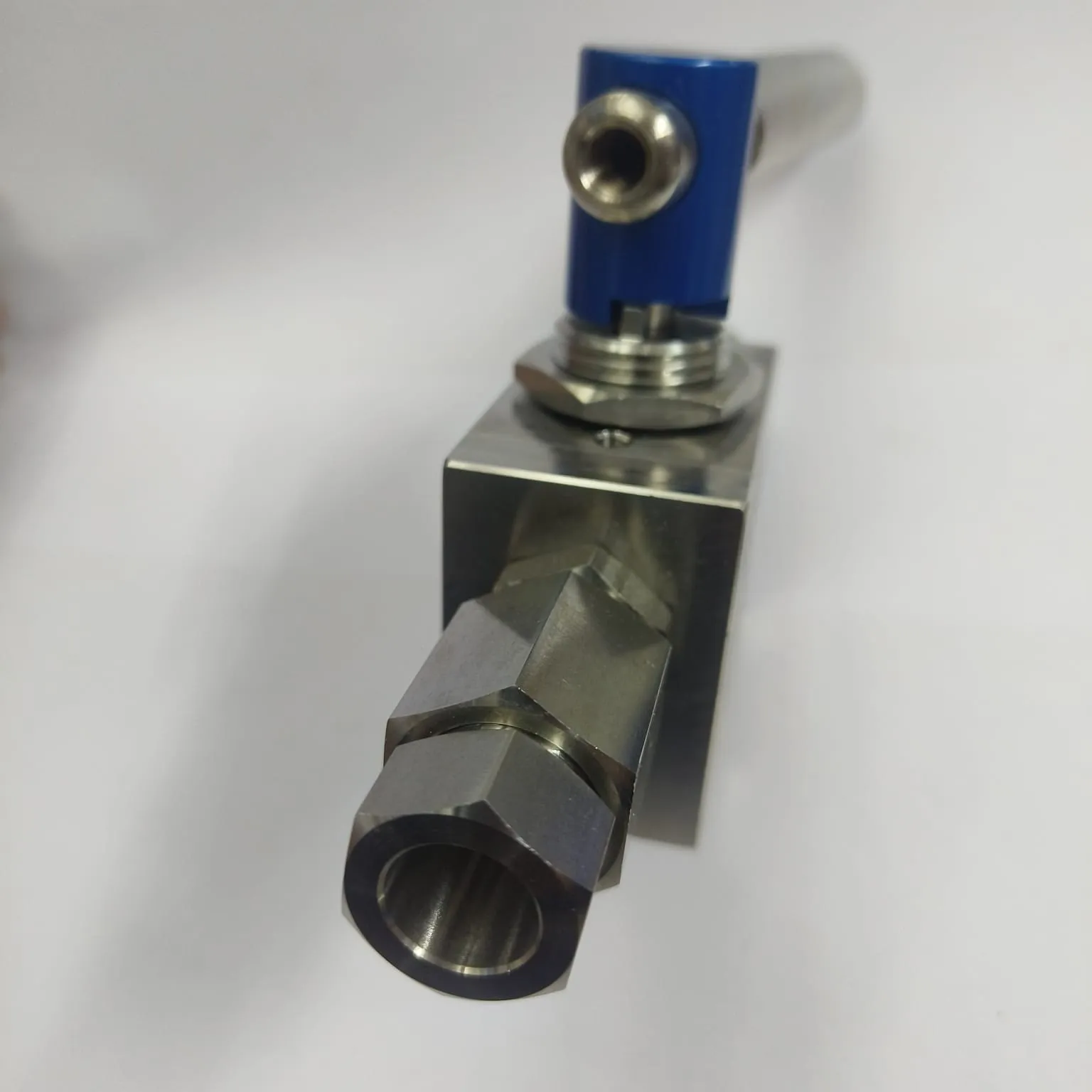 DK-LOK High Pressure Ball Valve, 20,000 psig, 9/16" Tube OD Connections, SS316, DK20BV-09-S - image 3