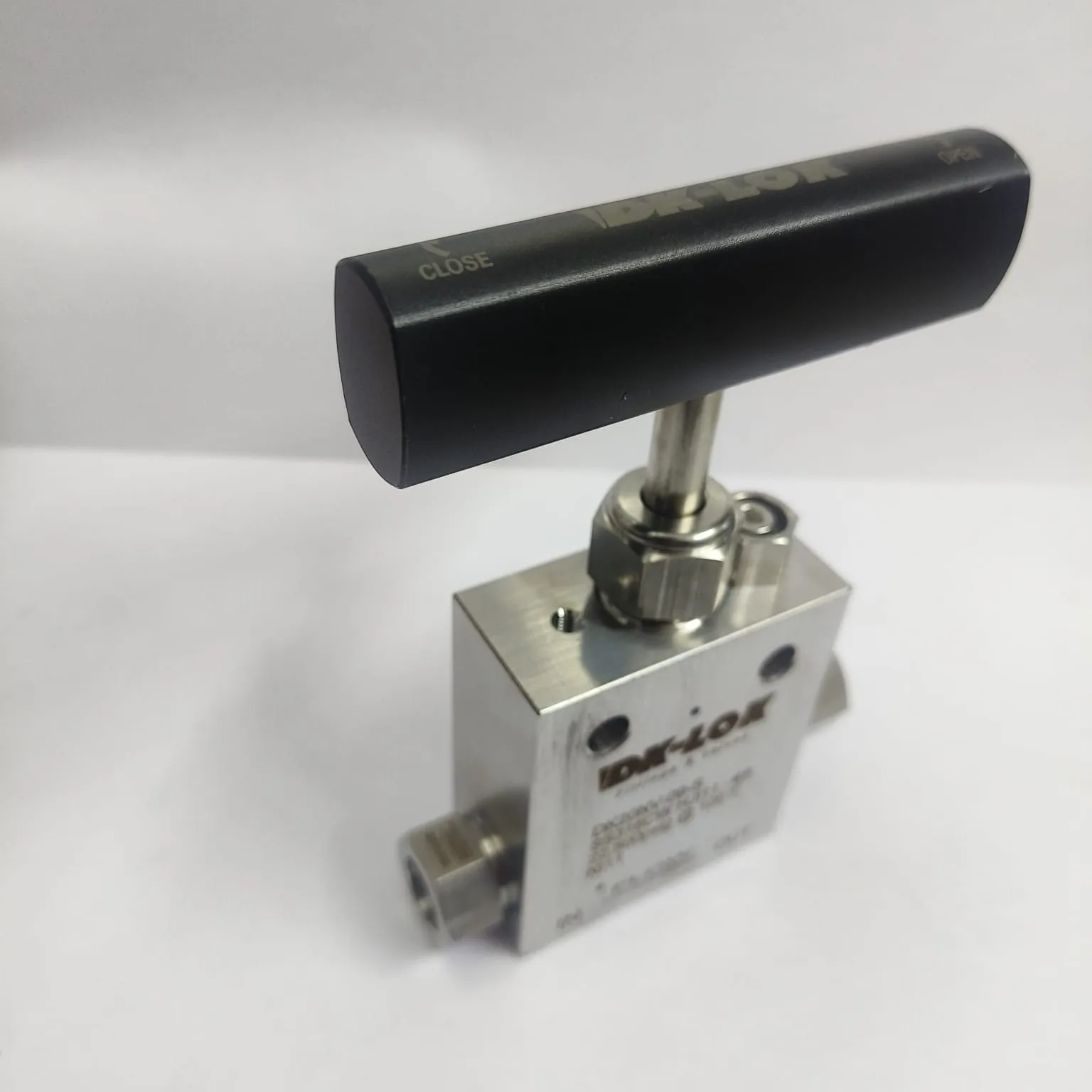 DK-LOK Straight High Pressure Needle Valve, 22500 psi, 9/16" Tube OD Connections, SS316, DK20NV-09-S - image 3