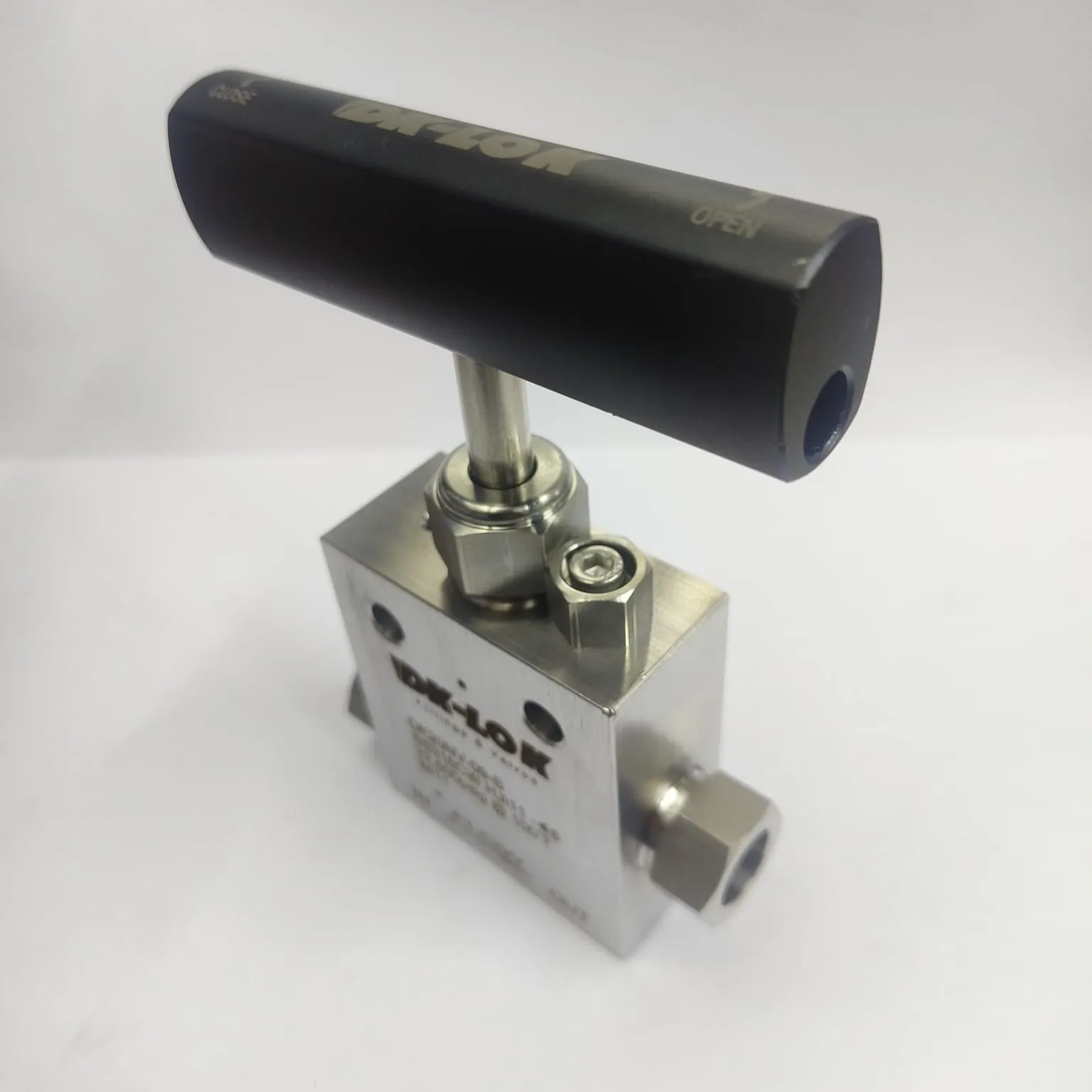 DK-LOK Straight High Pressure Needle Valve, 22500 psi, 9/16" Tube OD Connections, SS316, DK20NV-09-S - image 4