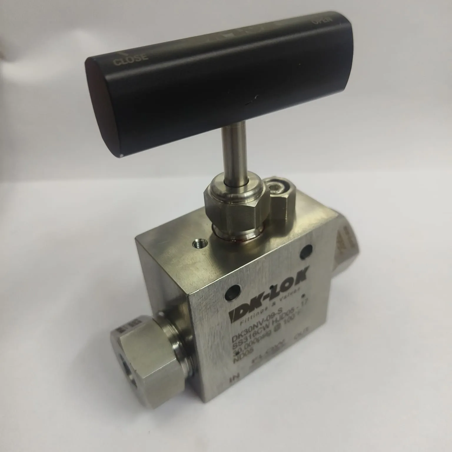 DK-LOK Straight High Pressure Needle Valve, 30000 psi, 9/16" Tube OD Connections, SS316L, DK30NV-09-S - image 3