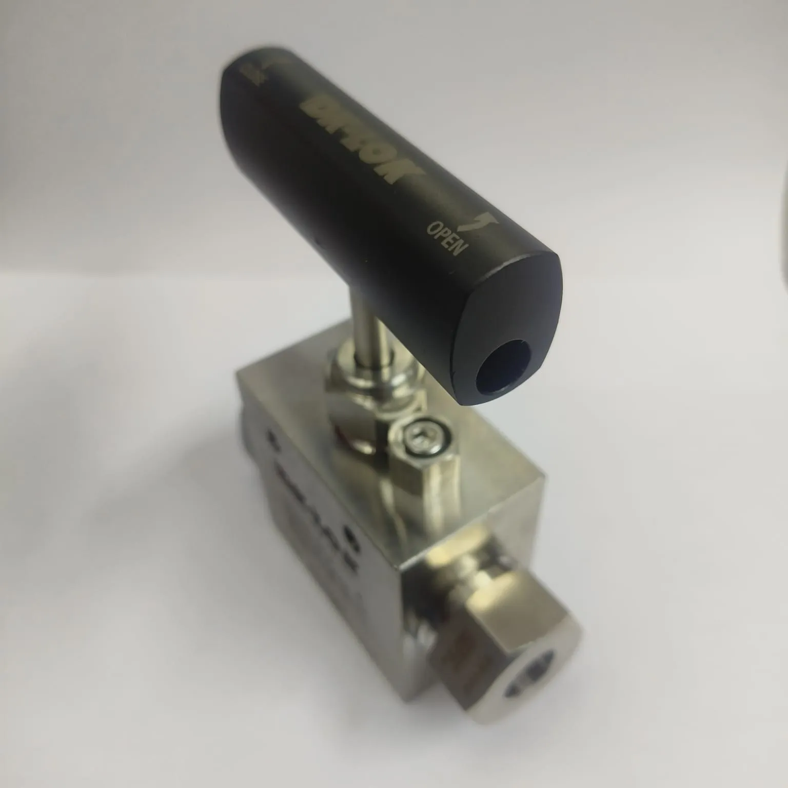 DK-LOK Straight High Pressure Needle Valve, 30000 psi, 9/16" Tube OD Connections, SS316L, DK30NV-09-S - image 4