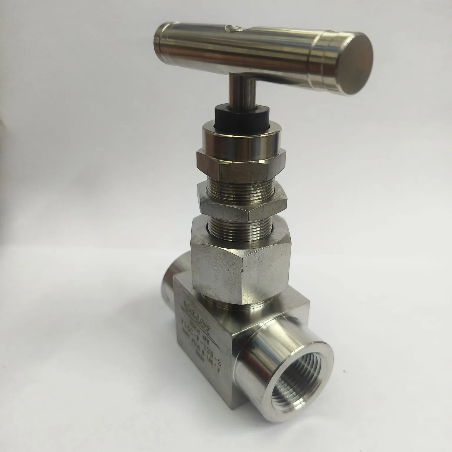 DK-LOK V16 Series Needle Valve, 6000 psi, 3/4" Female NPT Connections, SS316, V16C-F-12N-S - image 3