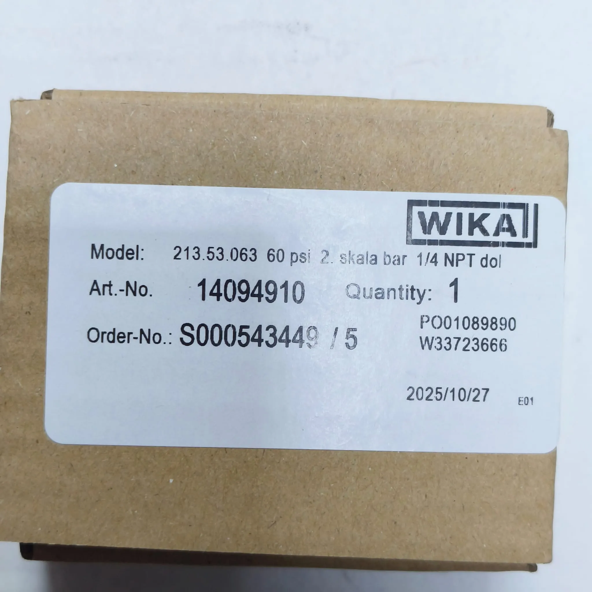 WIKA Pressure Gauge 213.53.063, 0...60 psi, Dual Scale, 2.5" Dial, 1/4" Male NPT Lower Mount, 14094910 - image 2