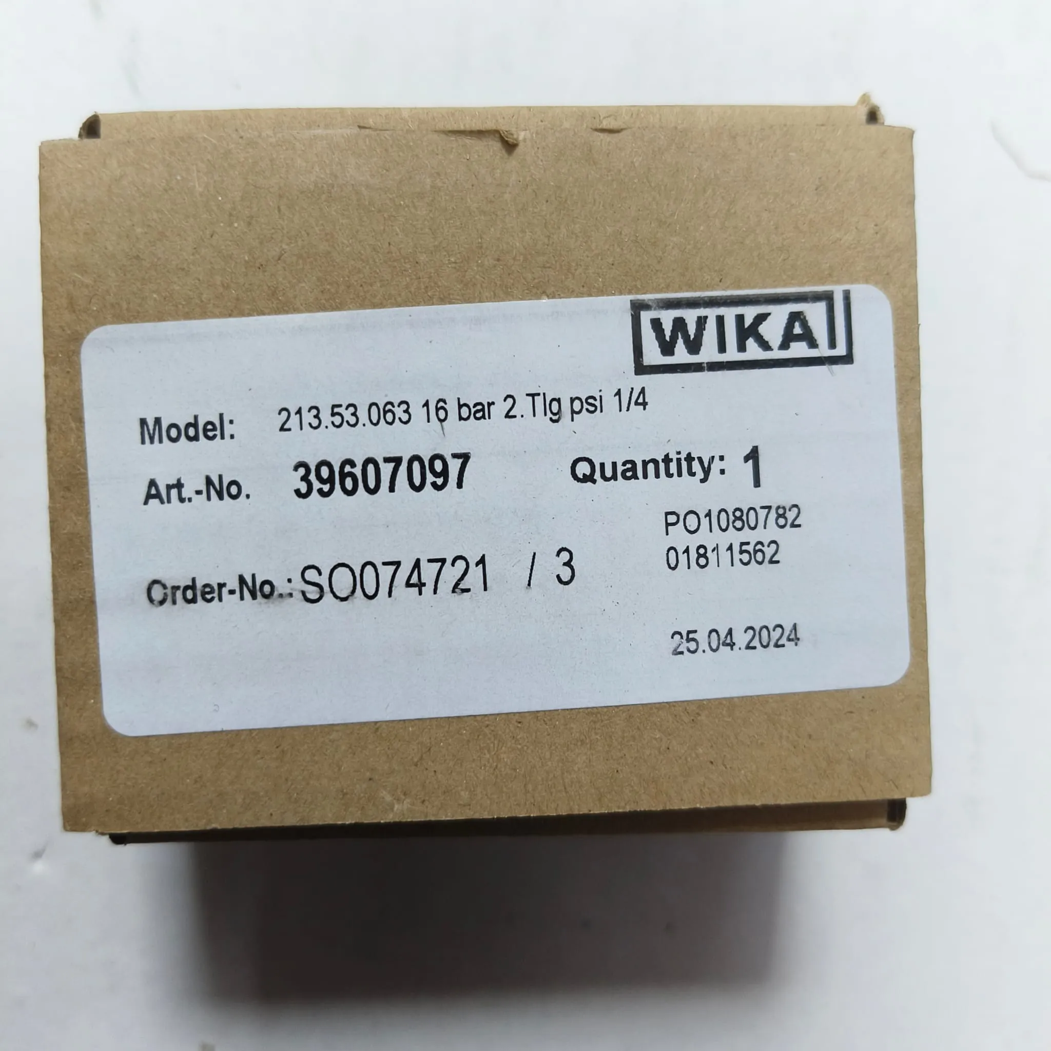 WIKA Pressure Gauge 213.53.063, 0...16 bar, Dual Scale, 2.5" Dial, 1/4" Male NPT Lower Mount, 39607097 - image 2