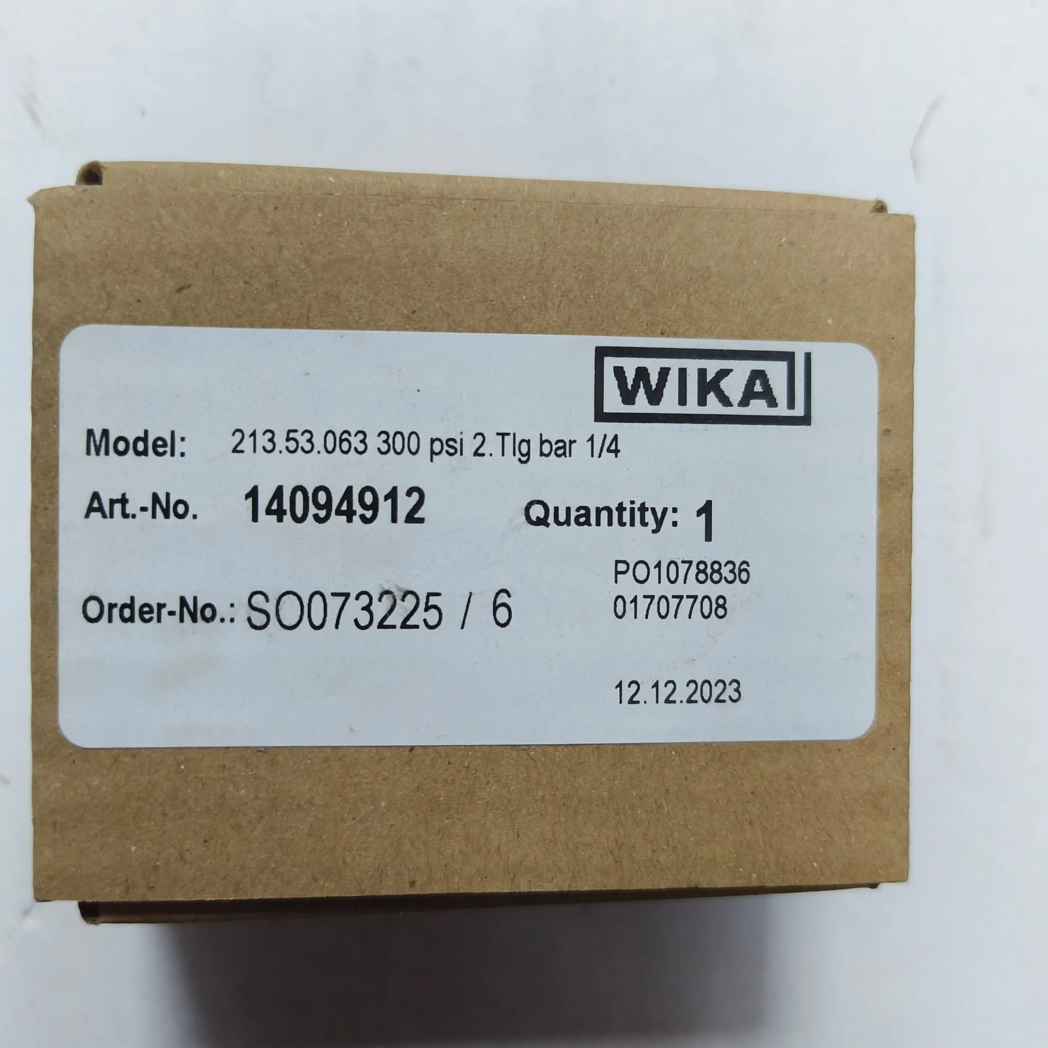 WIKA Pressure Gauge 213.53.063, 0...300 psi, Dual Scale, 2.5" Dial, 1/4" Male NPT Lower Mount, 14094912 - image 2