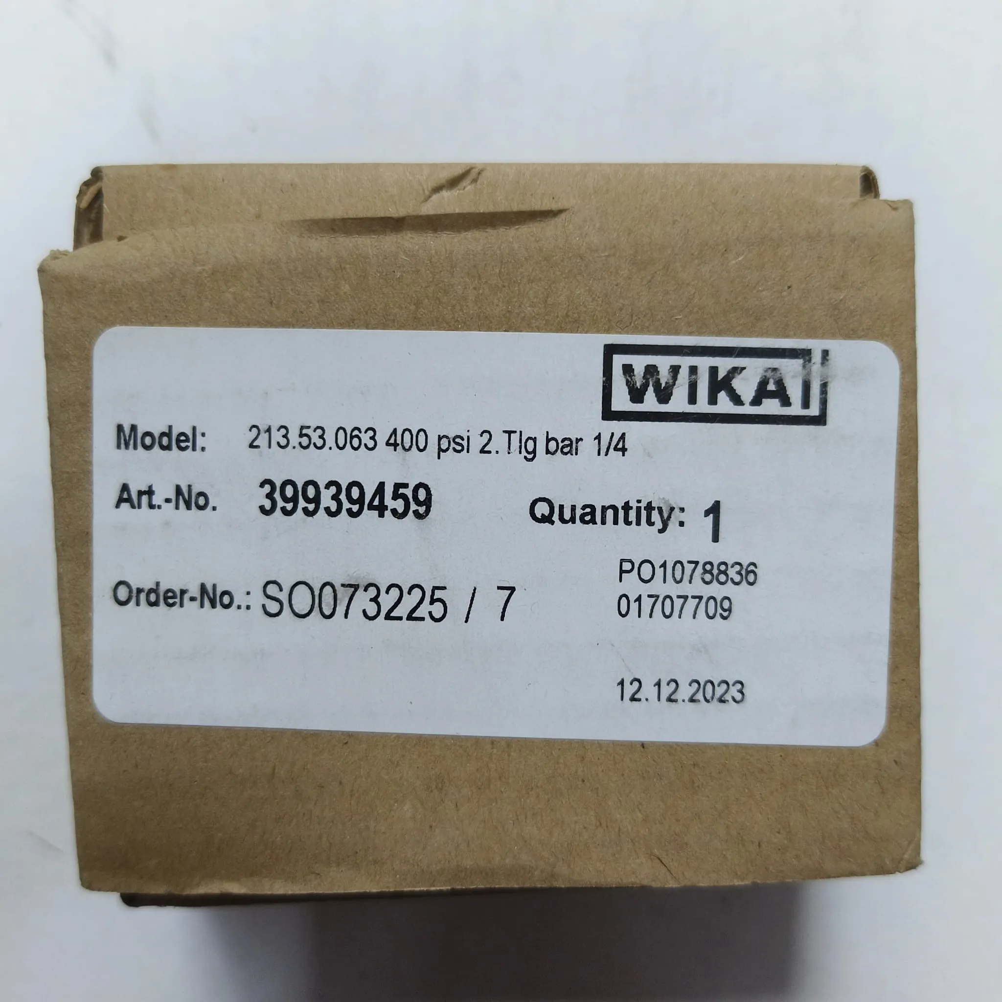 WIKA Pressure Gauge 213.53.063, 0...400 psi, Dual Scale, 2.5" Dial, 1/4" Male NPT Lower Mount, 39939459 - image 2