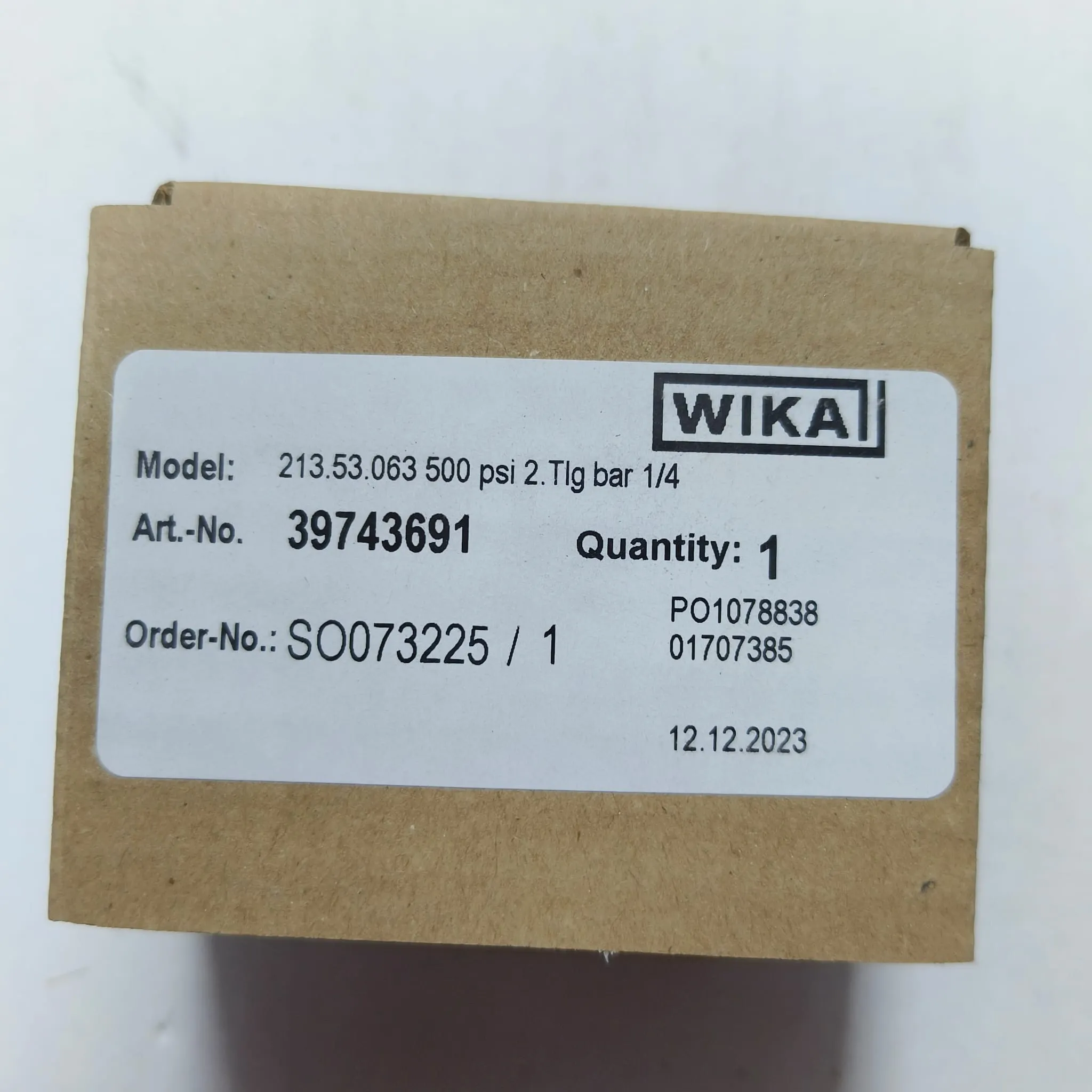 WIKA Pressure Gauge 213.53.063, 0...500 psi, Dual Scale, 2.5" Dial, 1/4" Male NPT Lower Mount, 39743691 - image 2
