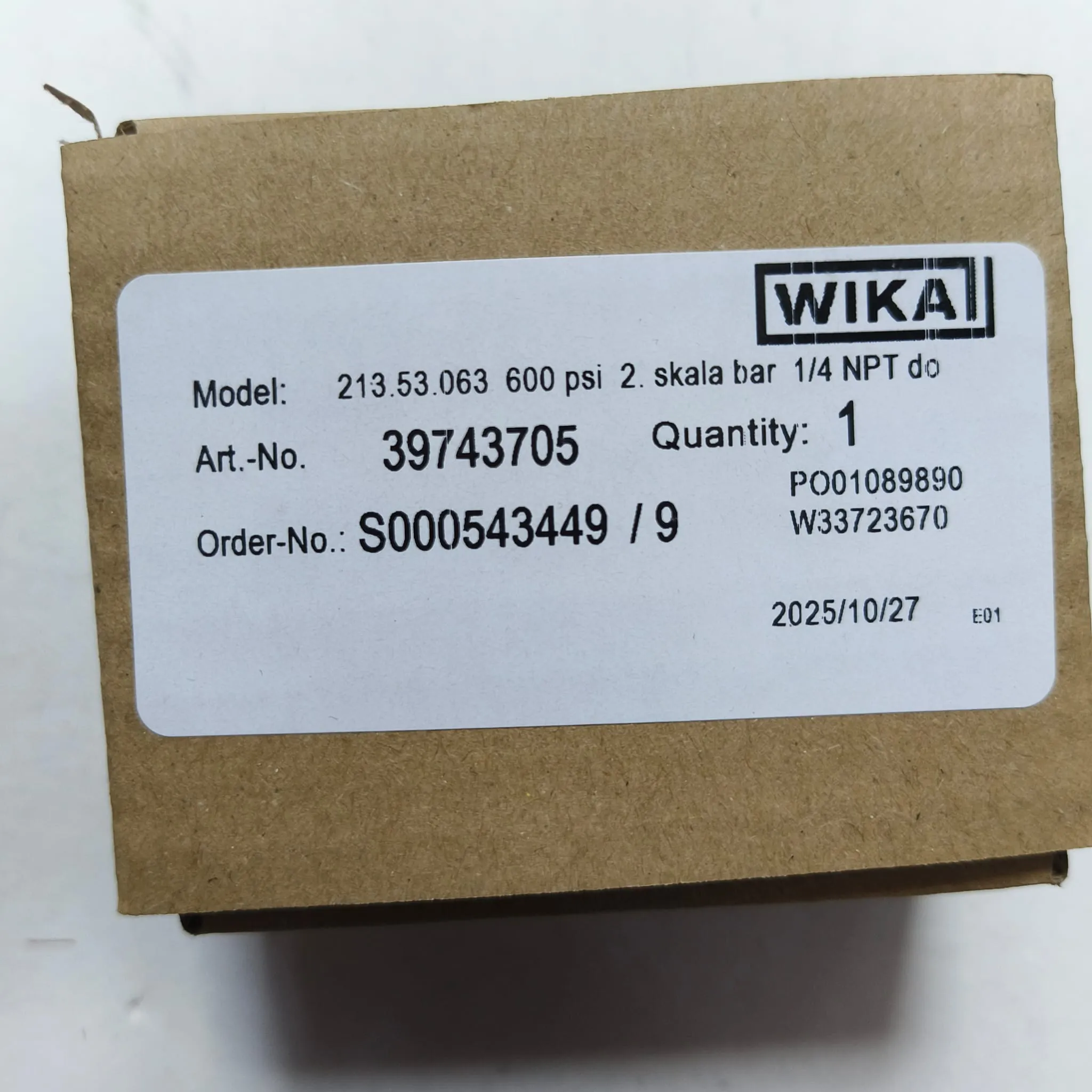 WIKA Pressure Gauge 213.53.063, 0...600 psi, Dual Scale, 2.5" Dial, 1/4" Male NPT Lower Mount, 39743705 - image 2