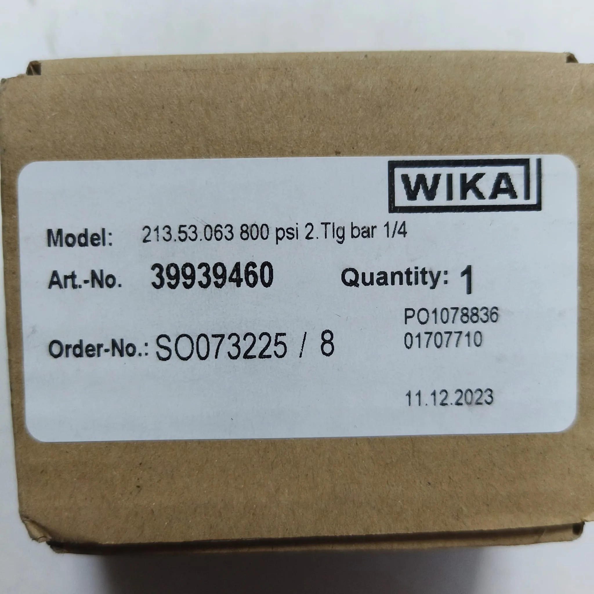WIKA Pressure Gauge 213.53.063, 0...800 psi, Dual Scale, 2.5" Dial, 1/4" Male NPT Lower Mount, 39939460 - image 2