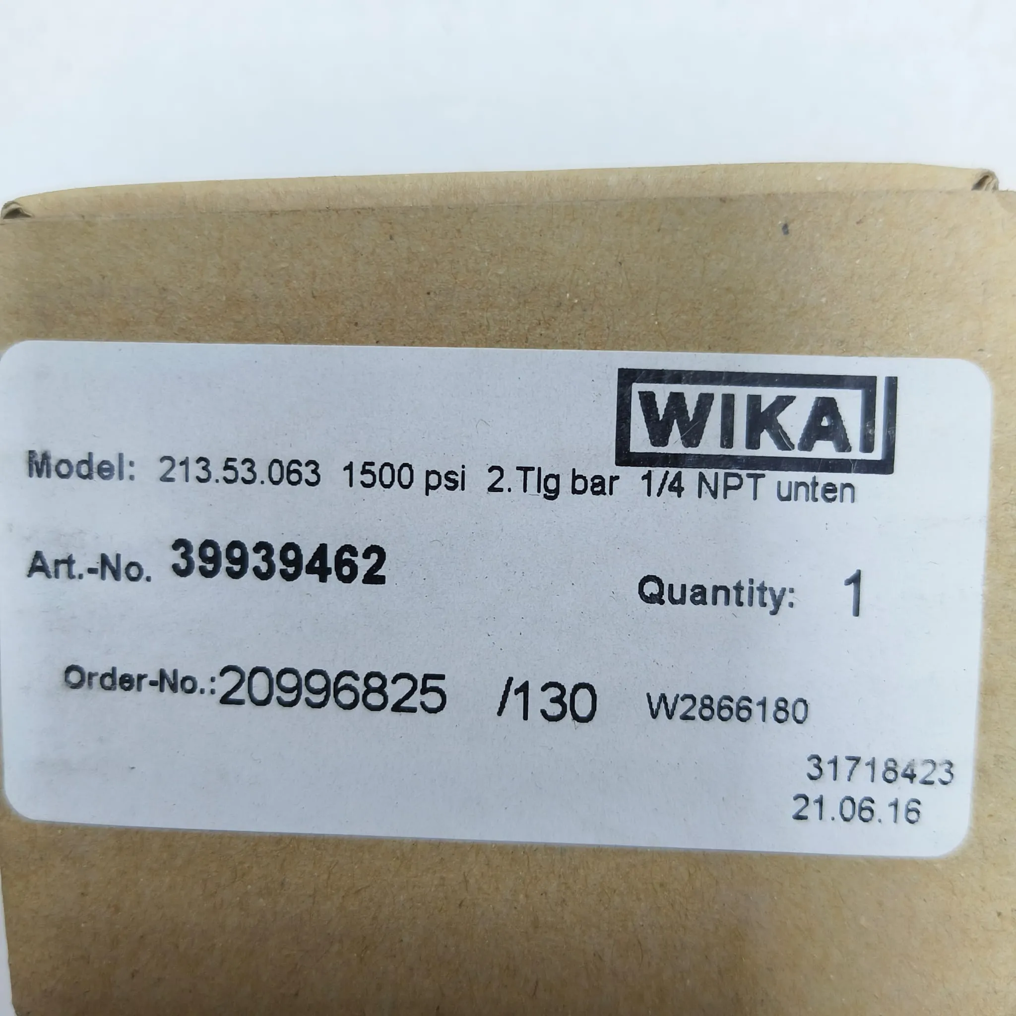 WIKA Pressure Gauge 213.53.063, 0...1500 psi, Dual Scale, 2.5" Dial, 1/4" Male NPT Lower Mount, 39939462 - image 2