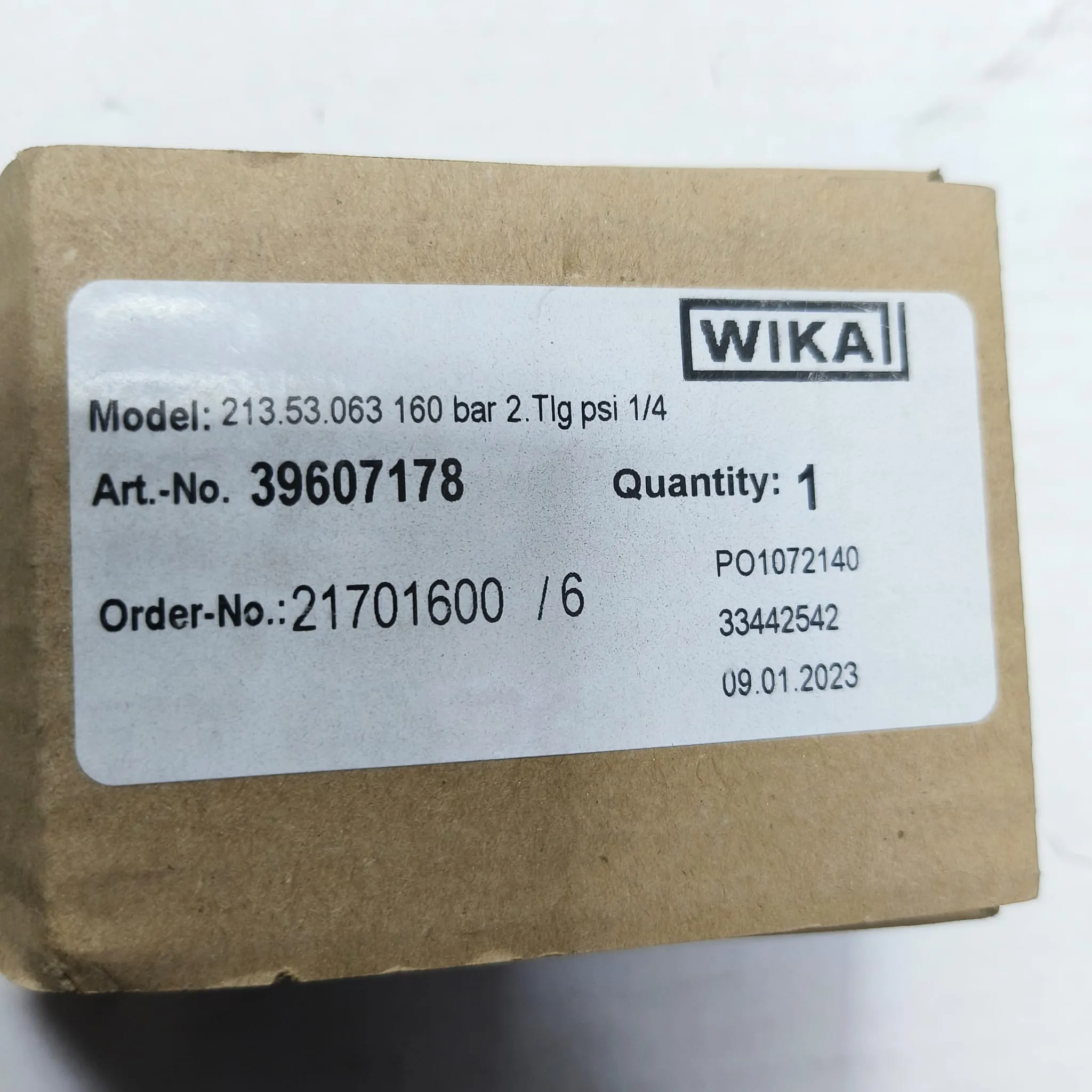 WIKA Pressure Gauge 213.53.063, 0...160 bar, Dual Scale, 2.5" Dial, 1/4" Male NPT Lower Mount, 39607178 - image 2