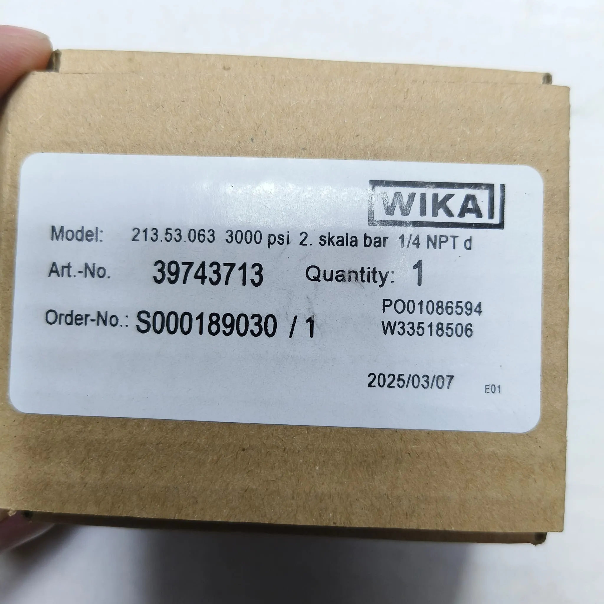 WIKA Pressure Gauge 213.53.063, 0...3000 psi, Dual Scale, 2.5" Dial, 1/4" Male NPT Lower Mount, 39743713 - image 2