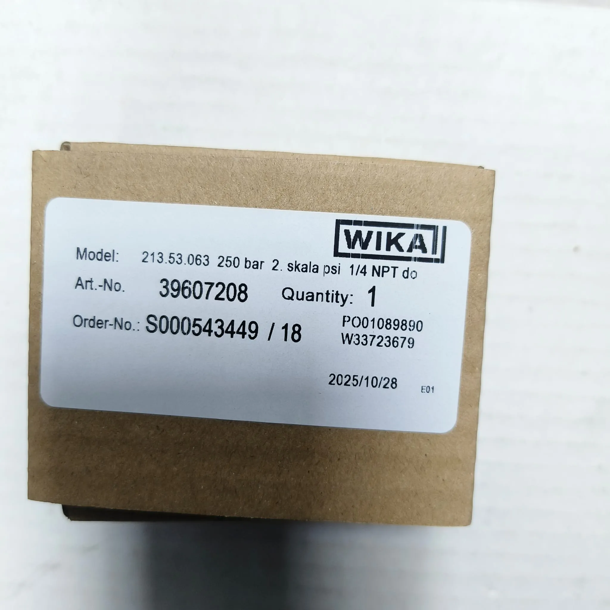 WIKA Pressure Gauge 213.53.063, 0...250 bar, Dual Scale, 2.5" Dial, 1/4" Male NPT Lower Mount, 39607208 - image 2