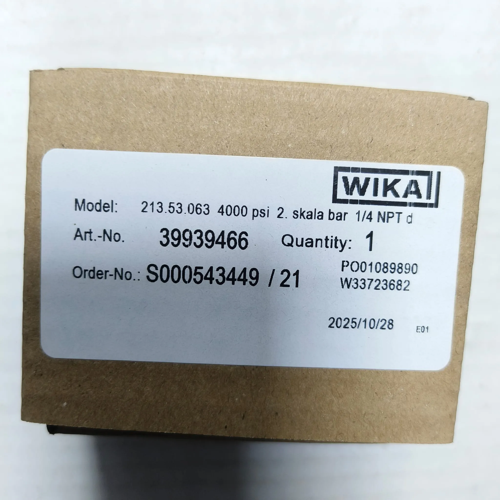 WIKA Pressure Gauge 213.53.063, 0...4000 psi, Dual Scale, 2.5" Dial, 1/4" Male NPT Lower Mount, 39939466 - image 2