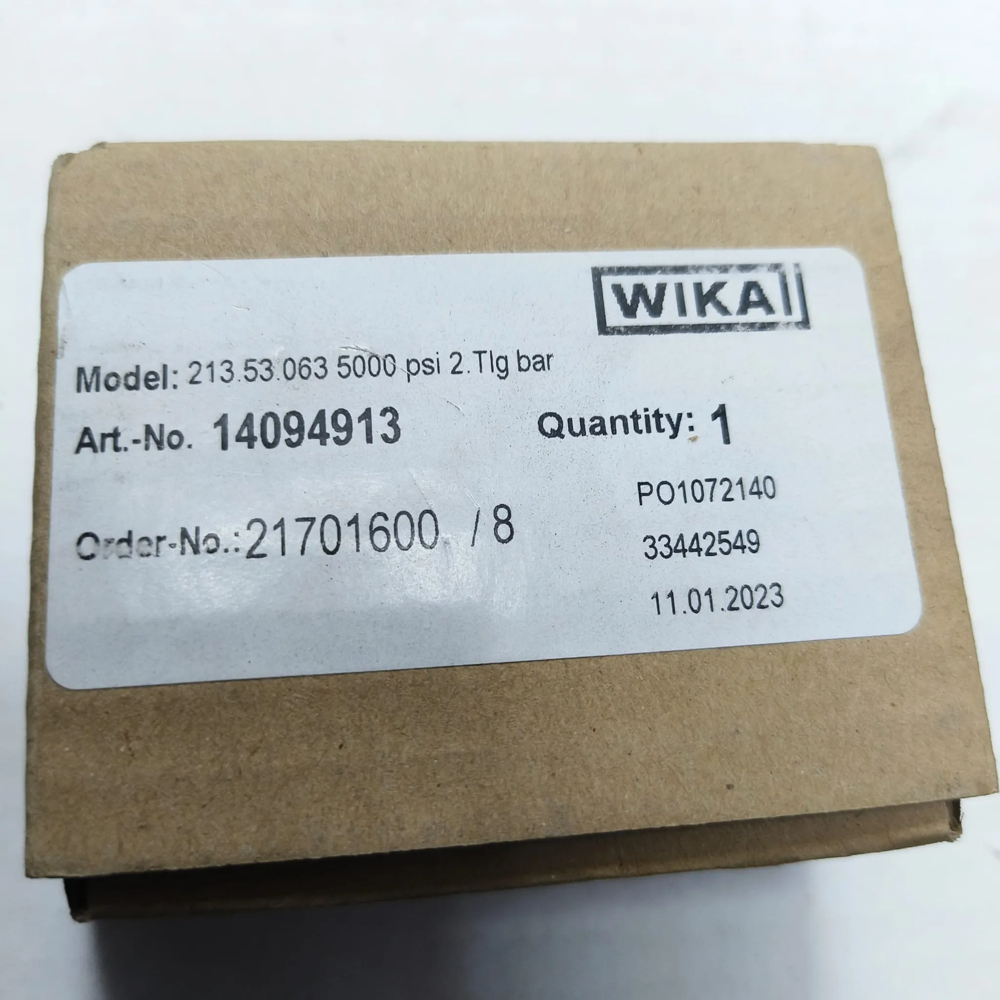 WIKA Pressure Gauge 213.53.063, 0...5000 psi, Dual Scale, 2.5" Dial, 1/4" Male NPT Lower Mount, 14094913 - image 2
