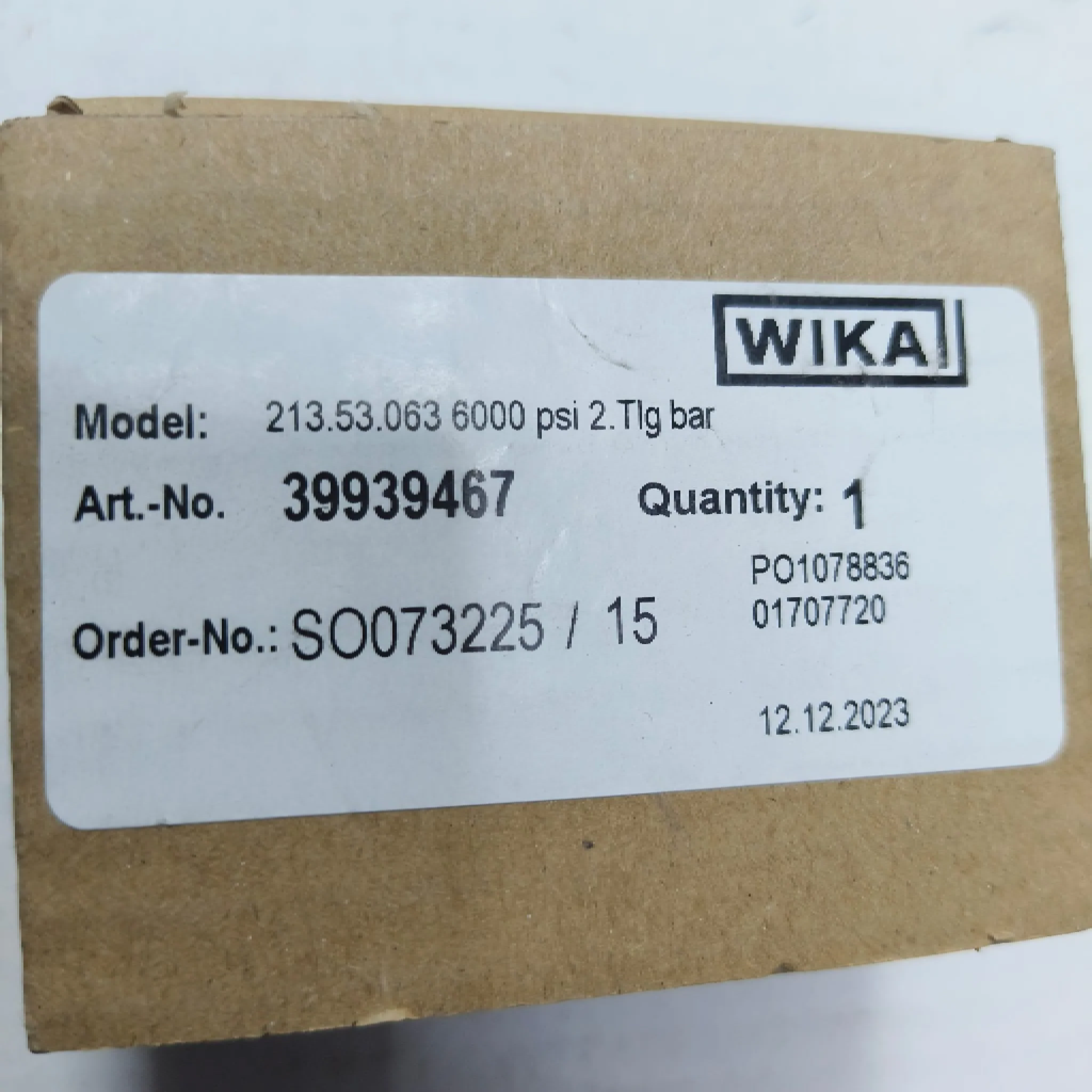 WIKA Pressure Gauge 213.53.063, 0...6000 psi, Dual Scale, 2.5" Dial, 1/4" Male NPT Lower Mount, 39939467 - image 2