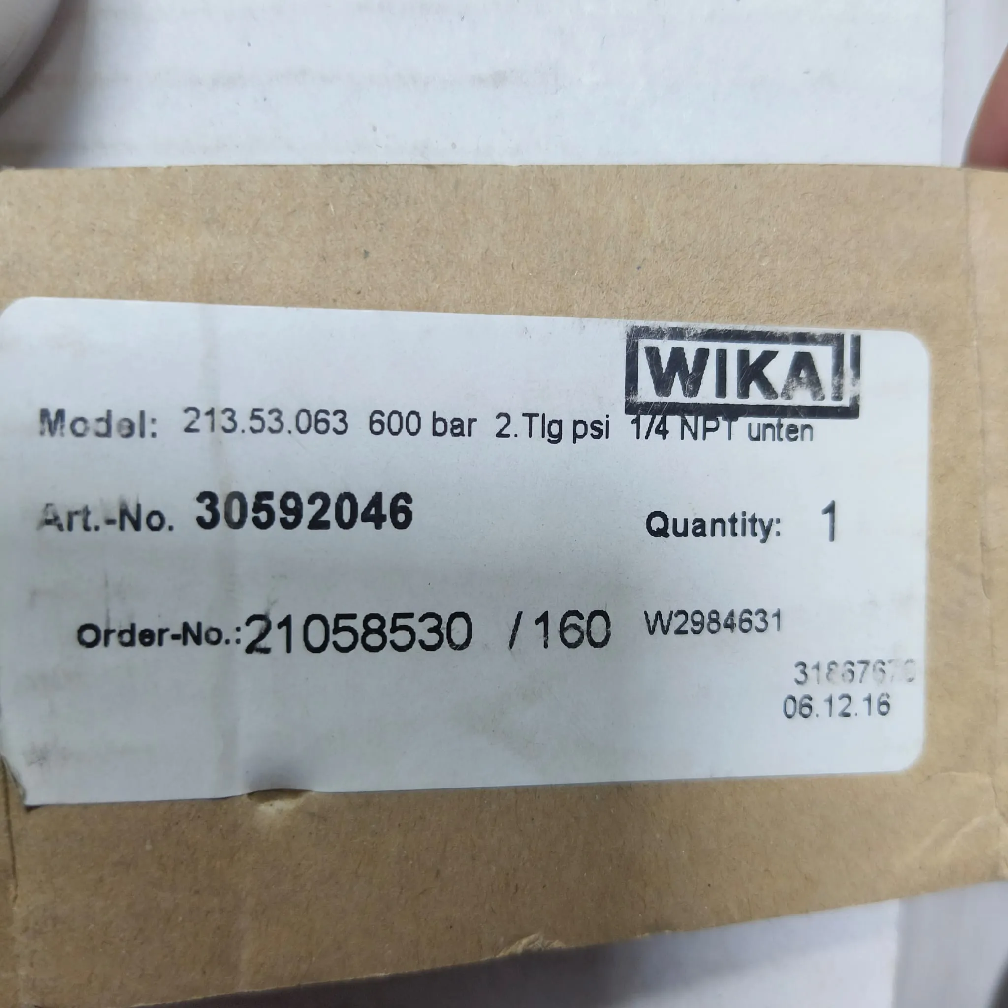 WIKA Pressure Gauge 213.53.063, 0...600 bar, Dual Scale, 2.5" Dial, 1/4" Male NPT Lower Mount, 30592046 - image 2