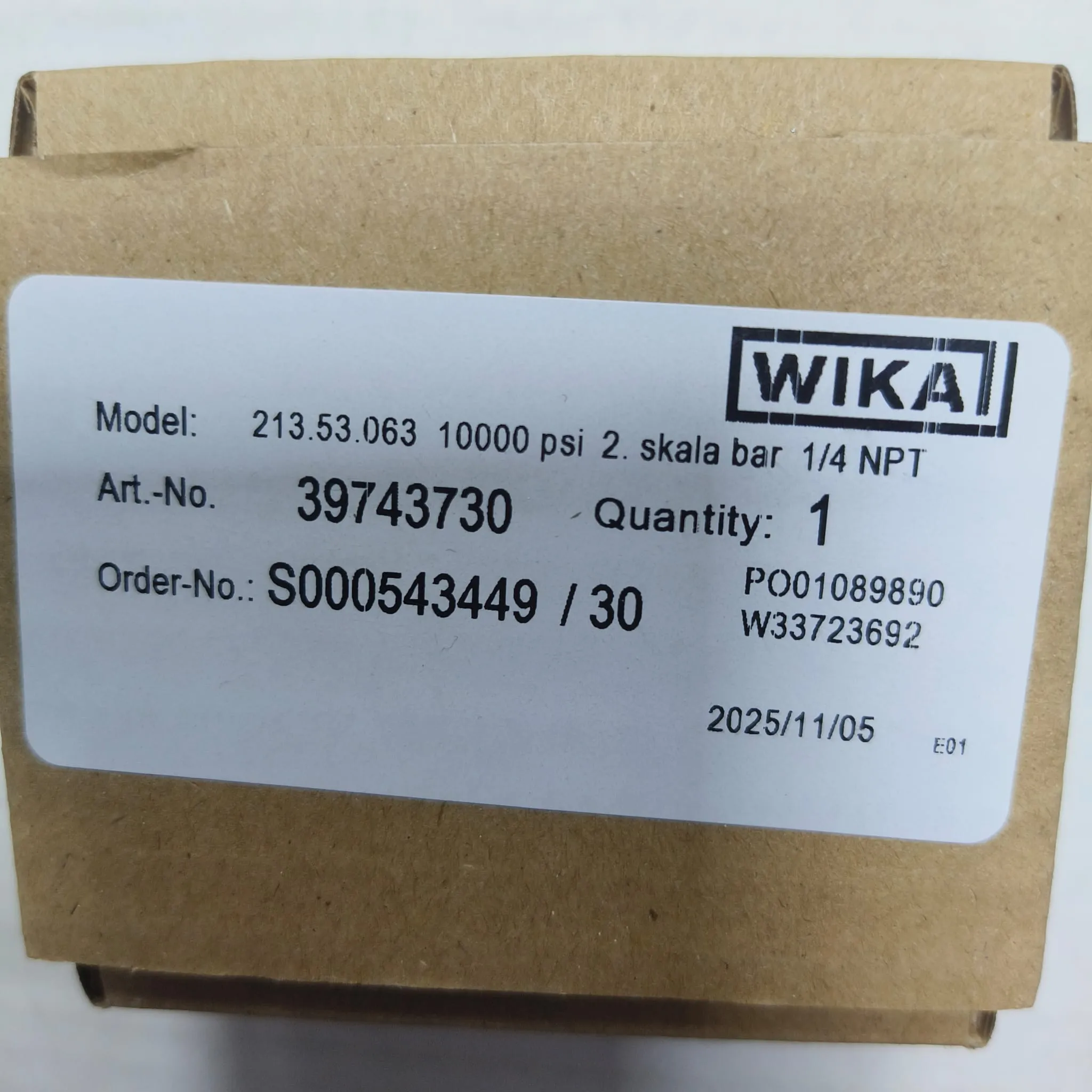 WIKA Pressure Gauge 213.53.063, 0...10000 psi, Dual Scale, 2.5" Dial, 1/4" Male NPT Lower Mount, 39743730 - image 2
