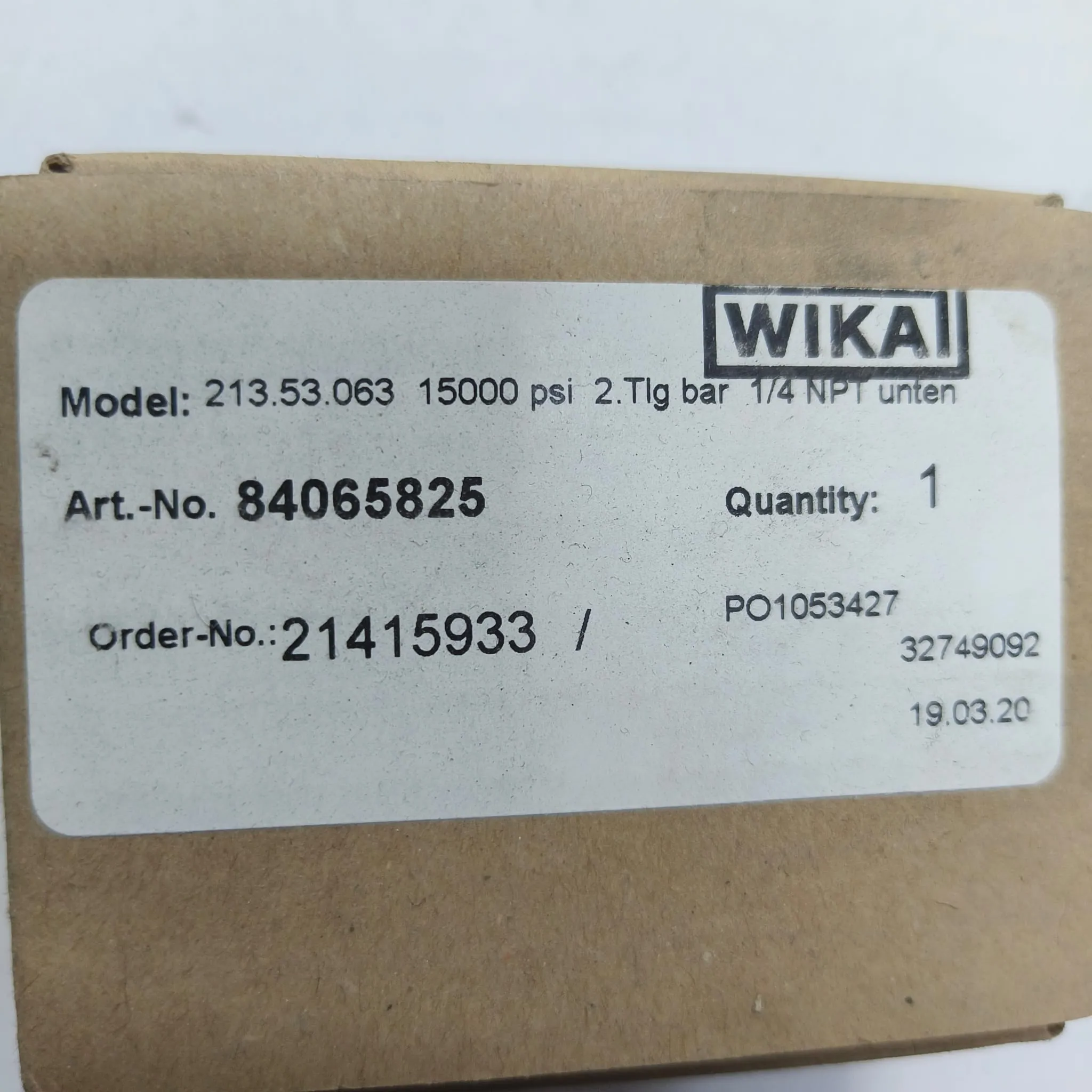 WIKA Pressure Gauge 213.53.063, 0...15000 psi, Dual Scale, 2.5" Dial, 1/4" Male NPT Lower Mount, 84065825 - image 2