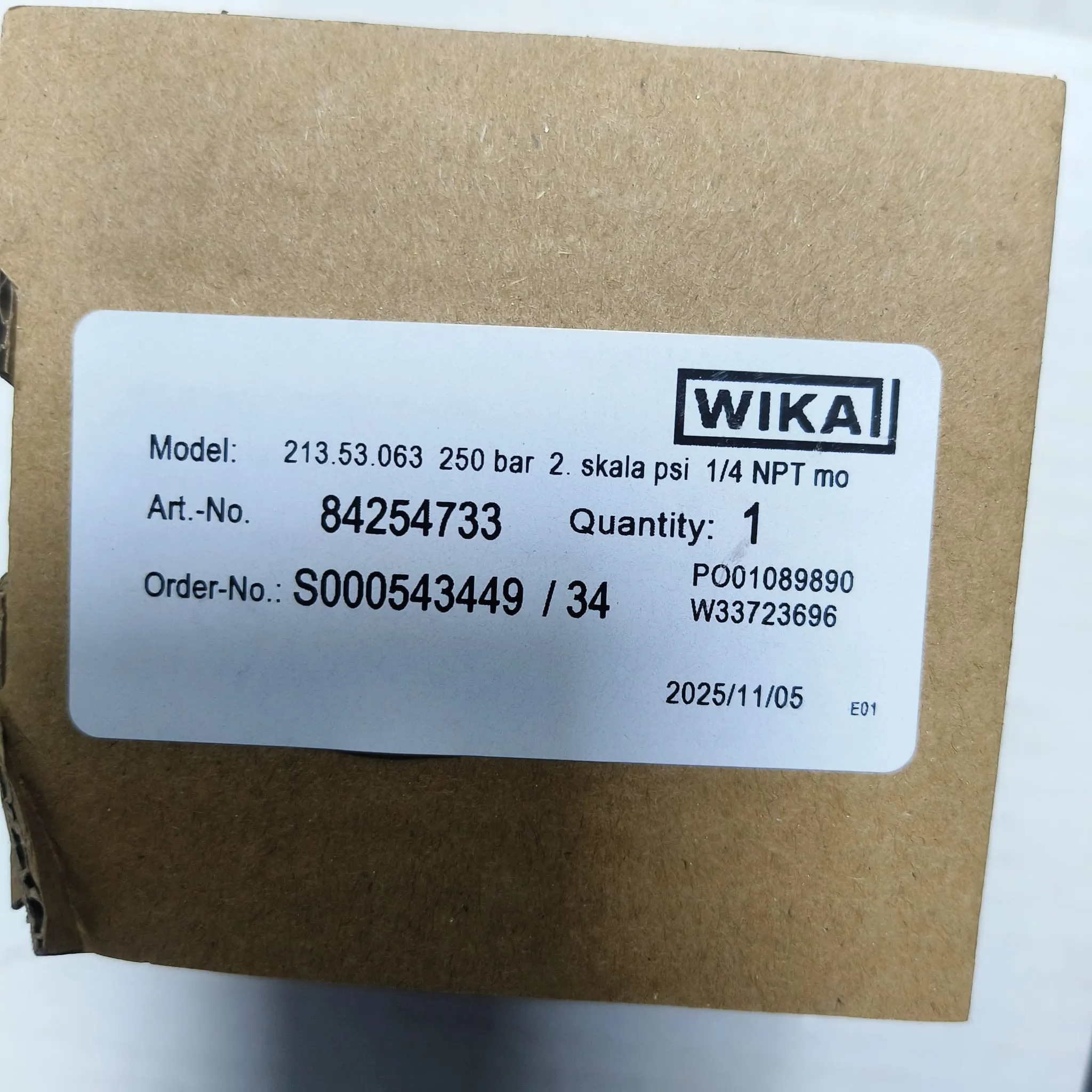 WIKA Pressure Gauge 213.53.063, 0...250 bar, Dual Scale, 2.5" Dial, 1/4" Male NPT Back Mount, 84254733 - image 2