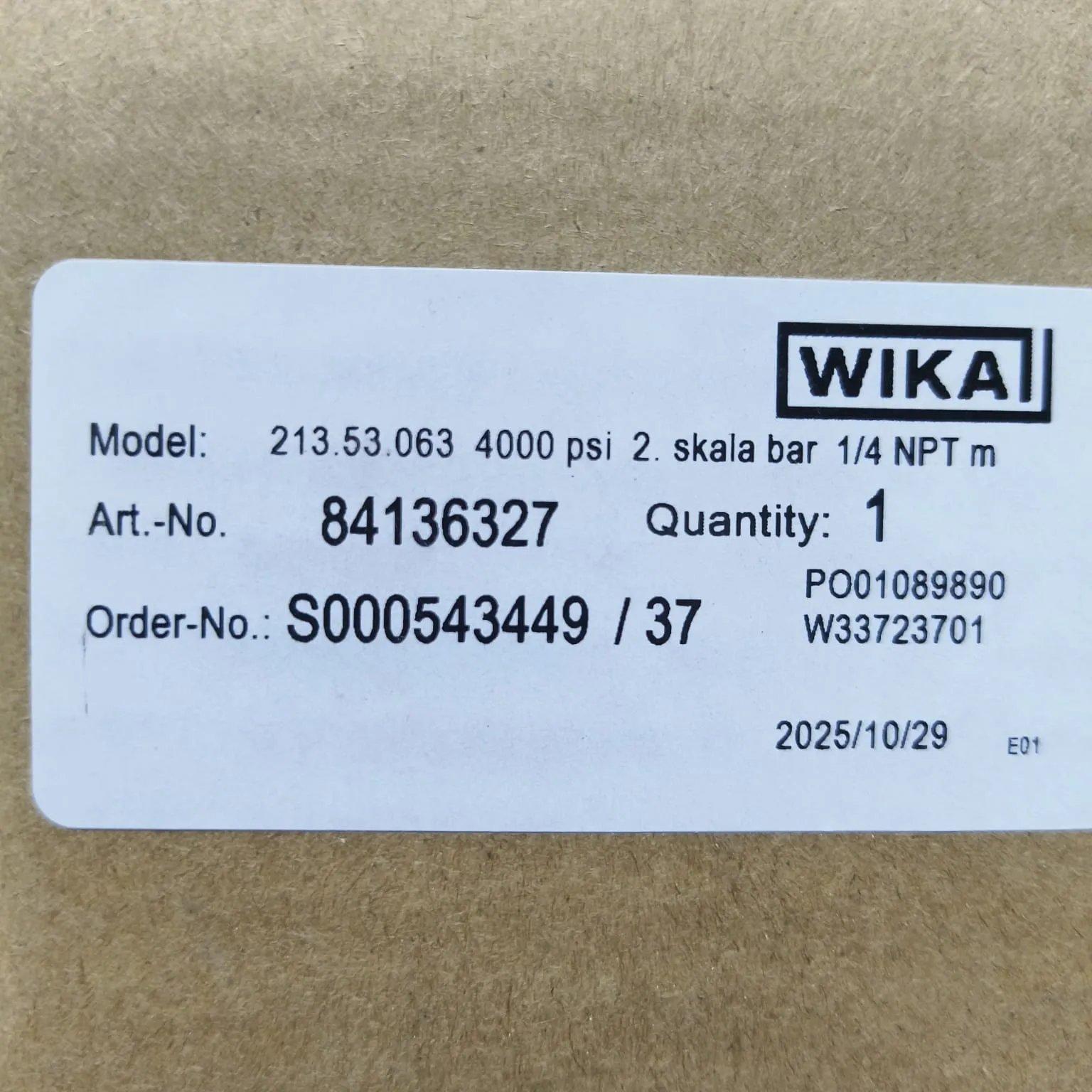 WIKA Pressure Gauge 213.53.063, 0...4000 psi, Dual Scale, 2.5" Dial, 1/4" Male NPT Back Mount, 84136327 - image 2