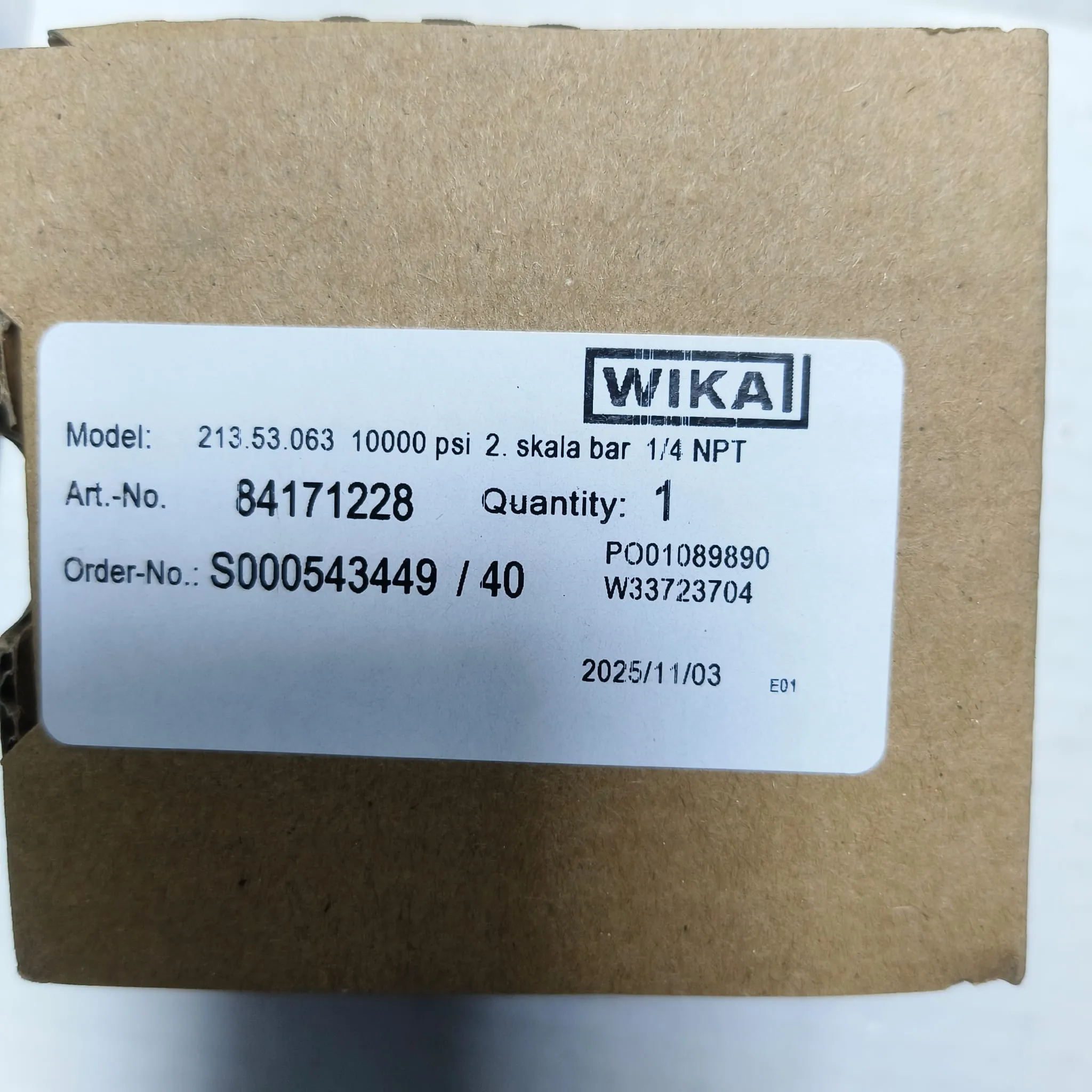 WIKA Pressure Gauge 213.53.063, 0...10000 psi, Dual Scale, 2.5" Dial, 1/4" Male NPT Back Mount, 84171228 - image 2