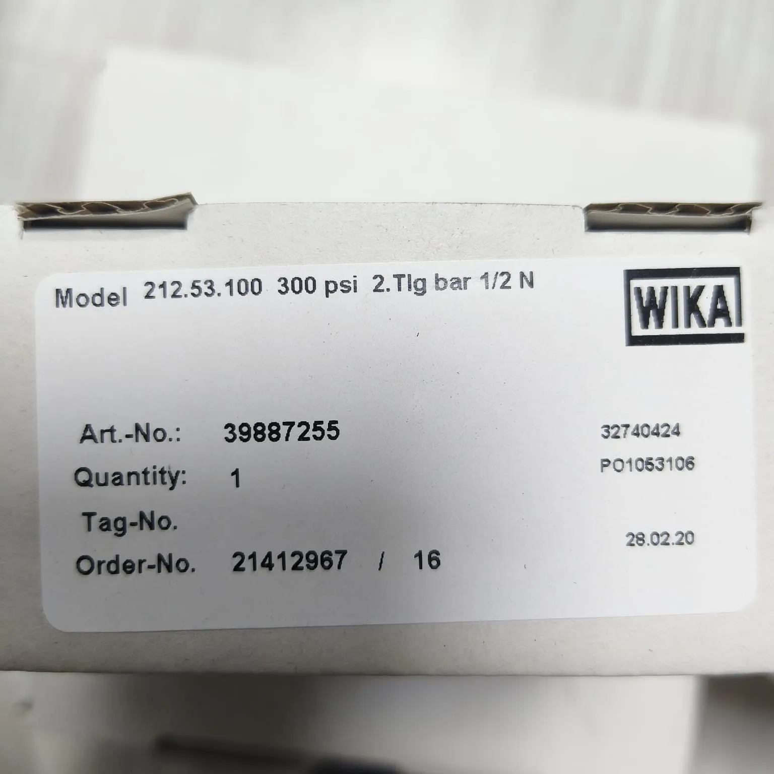 WIKA Pressure Gauge 212.53.100, 0...300 psi, Dual Scale, 4" Dial, 1/2" Male NPT Lower Mount, 39887255 - image 2